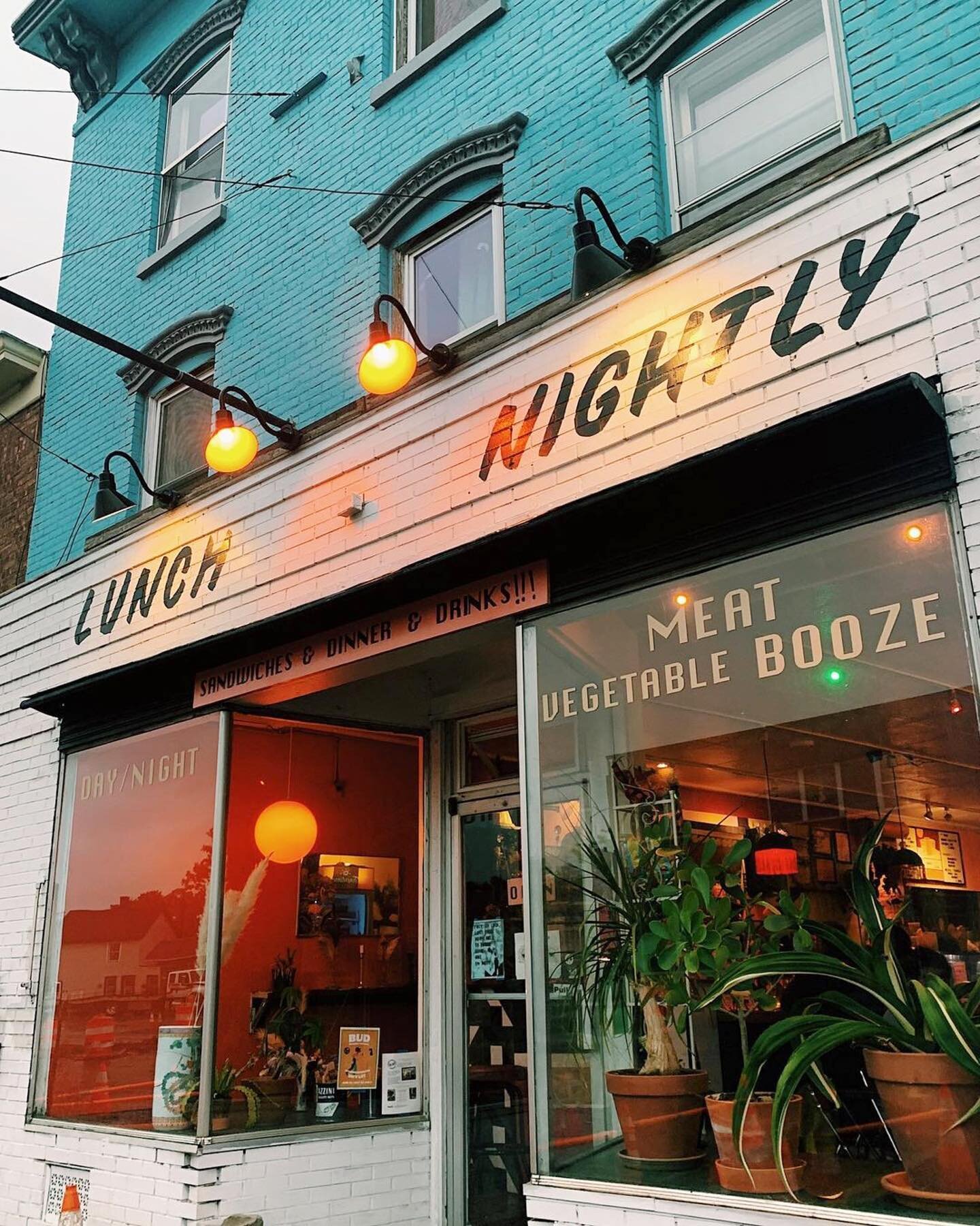 We&rsquo;re excited to celebrate &amp; support @lunchnightly with a gift card giveaway!✨
Helping local restaurants navigate the next steps of post-pandemic life is so important for our local economy &amp; the folks at Lunch Nightly have also been up 