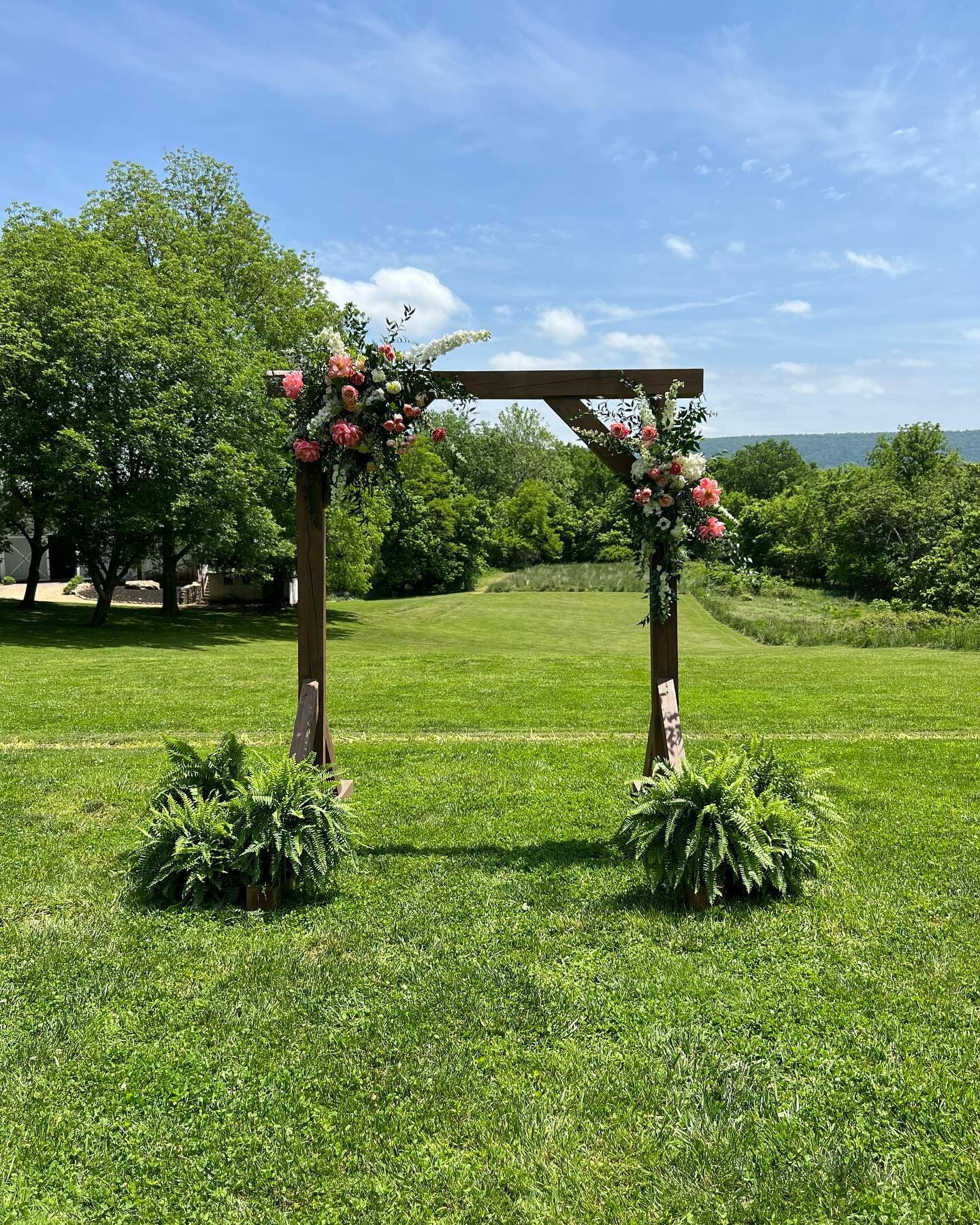 Meagan + Eric ❤️

#wvweddingvenue #rusticwedding #historicvenue #dcbride #destinationwedding #mdbride #outdoorwedding #weddingbackdrop