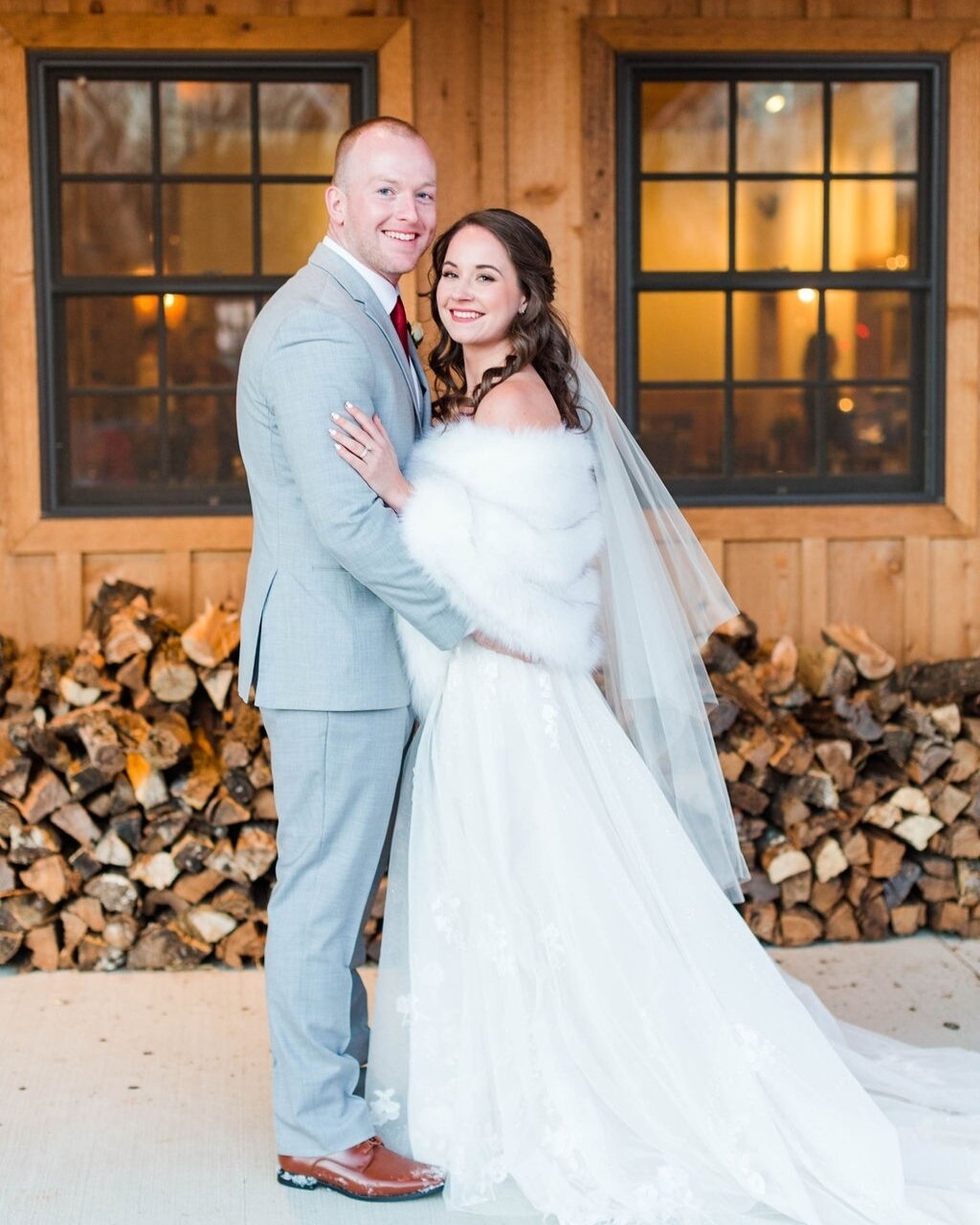 We're starting to see signs of spring but if you're planning a winter wedding for 2025 look no further than the Breslin wedding for inspiration. They embraced the gorgeous winter tones for their Cider Barn wedding!

Photography by @ashleyedmundphoto
