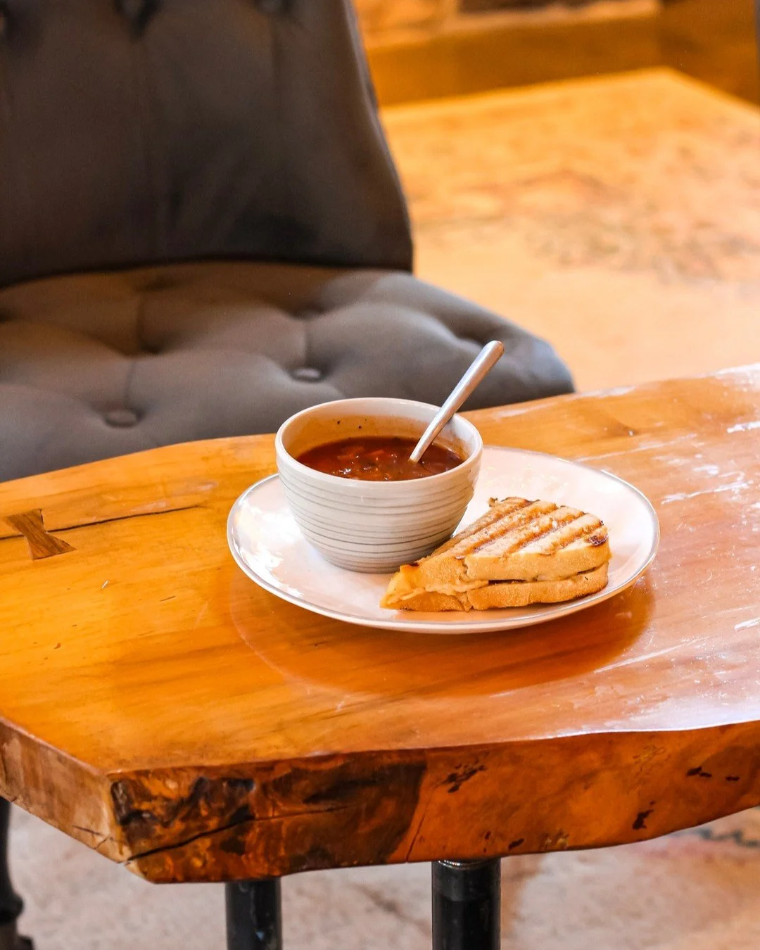 The chill of fall is in the air - and we have Yappy Hour kicking off this evening at the Barn from 6pm-8pm. 

Enjoy our new soup &amp; sandwich combo and sip a glass of wine or cider while your pup enjoys pup cups! 🐾

#visitmiddleburg #visitloudoun 