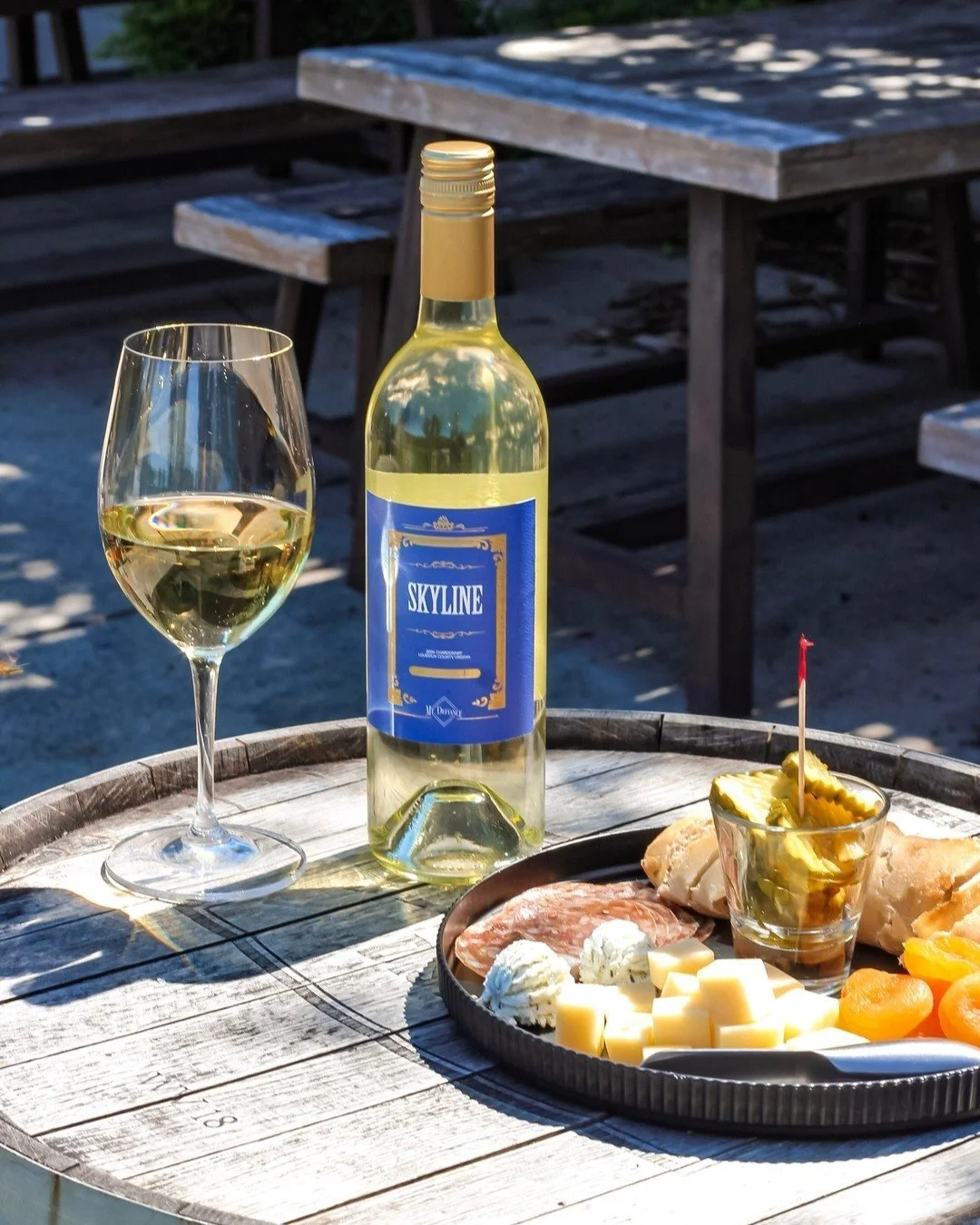 A crisp autumn Saturday means it's time for a glass of our new Skyline Chardonnay, a cheeseboard and a cider at the Barn. π
See ya there, we're open 12pm-6pm. 
#loudounwine #middleburgva #visitloudoun #dcwinecountry