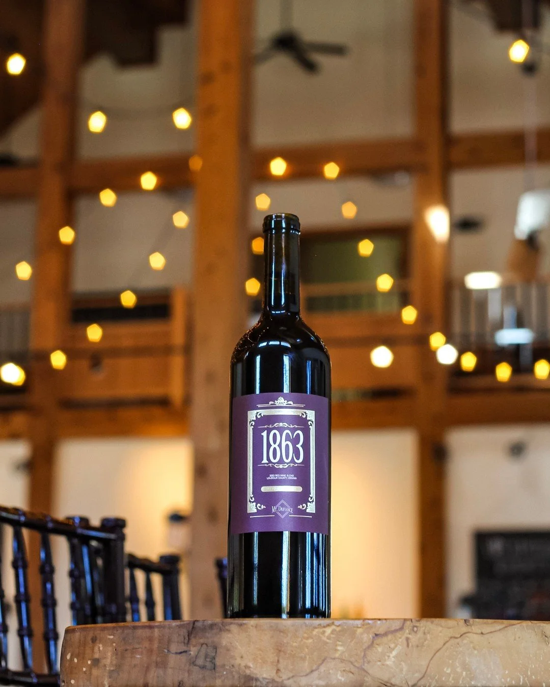 We can't think of a better way to spend a Sunday than with a bottle of award-winning 1863 Red Blend and live music by @jasonmasishots from 1pm-4pm. 

#loudounwine #livemusic #visitloudoun #visitmiddleburg #dcwinecountry
