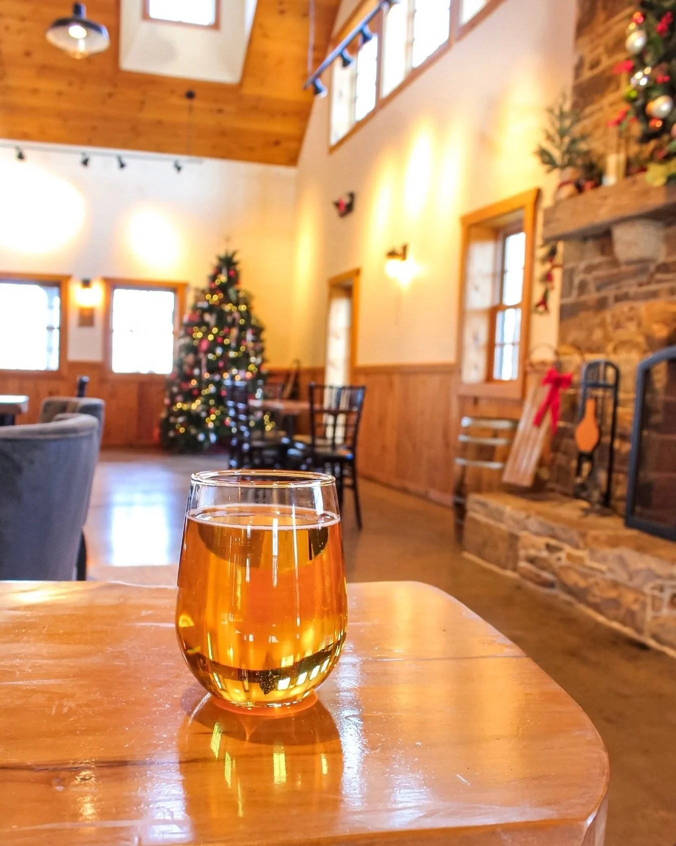 We&rsquo;re open Christmas Eve from 12pm-3pm - come toast with a glass of cider and fill those growlers before the holiday. 
⠀⠀⠀⠀⠀⠀⠀⠀⠀
#cidery #middleburgva #visitloudoun