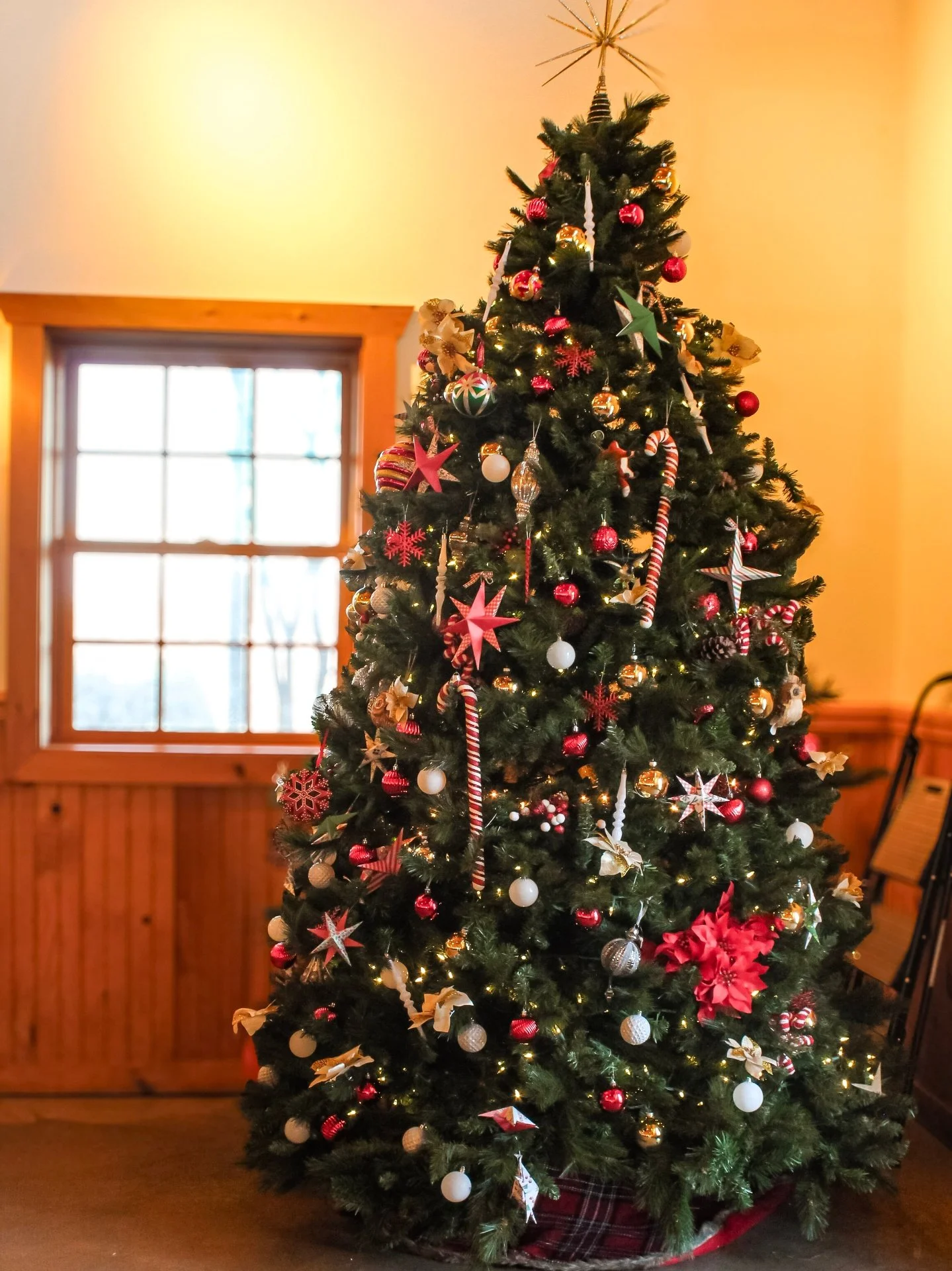 It's Christmas Eve and all through the barn...we're pouring ciders and shaking up cocktails for a few hours from 12pm-3pm. 

We hope you have a very Merry Christmas with your family and friends! 🎁

#visitmiddleburg #christmasinmiddleburg #cozy