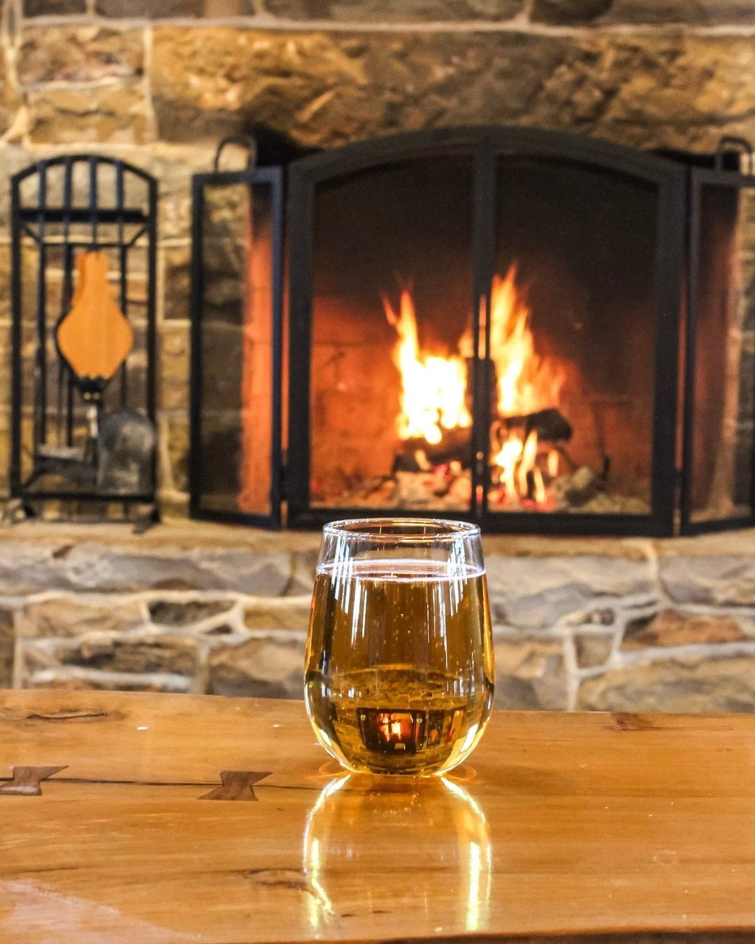 Rainy winter weekend 🤝 Mt. Defiance. 

Come see us this weekend, Saturday &amp; Sunday 12pm-6pm for...
🔥 Comfortable seating around the fireplace.
🧀 Paninis, cheeseboards, soups &amp; more from our food menu. 
🍎 Seasonal ciders on tap. 

#middleb