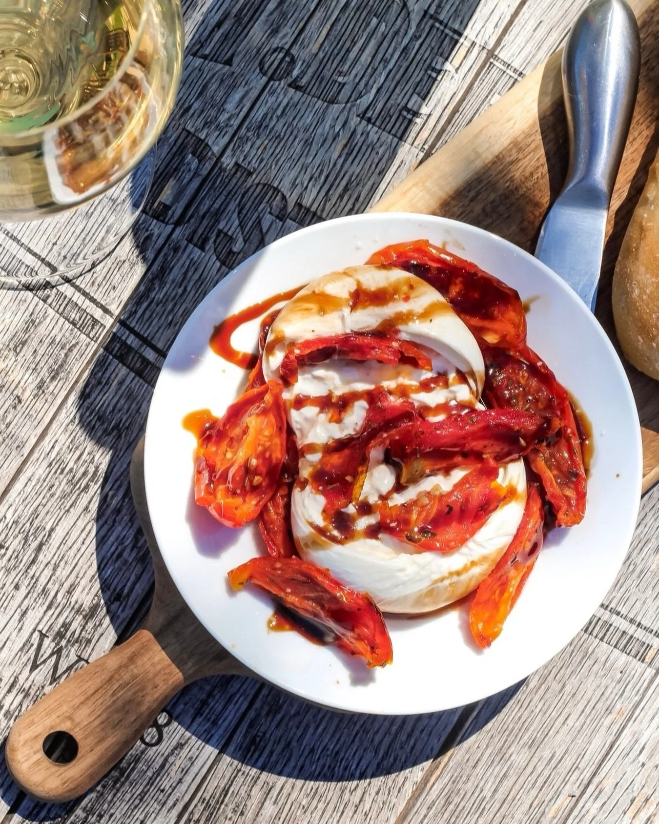 Spring Burrata Boards in the sunshine make us smile. 
⠀⠀⠀⠀⠀⠀⠀⠀⠀
Enjoy our baguette, burrata, roasted tomatoes and balsamic glaze with a glass of our Skyline Chardonnay. 
⠀⠀⠀⠀⠀⠀⠀⠀⠀
We offer gluten free bread too! 
⠀⠀⠀⠀⠀⠀⠀⠀⠀
#burrataboard #springeats #