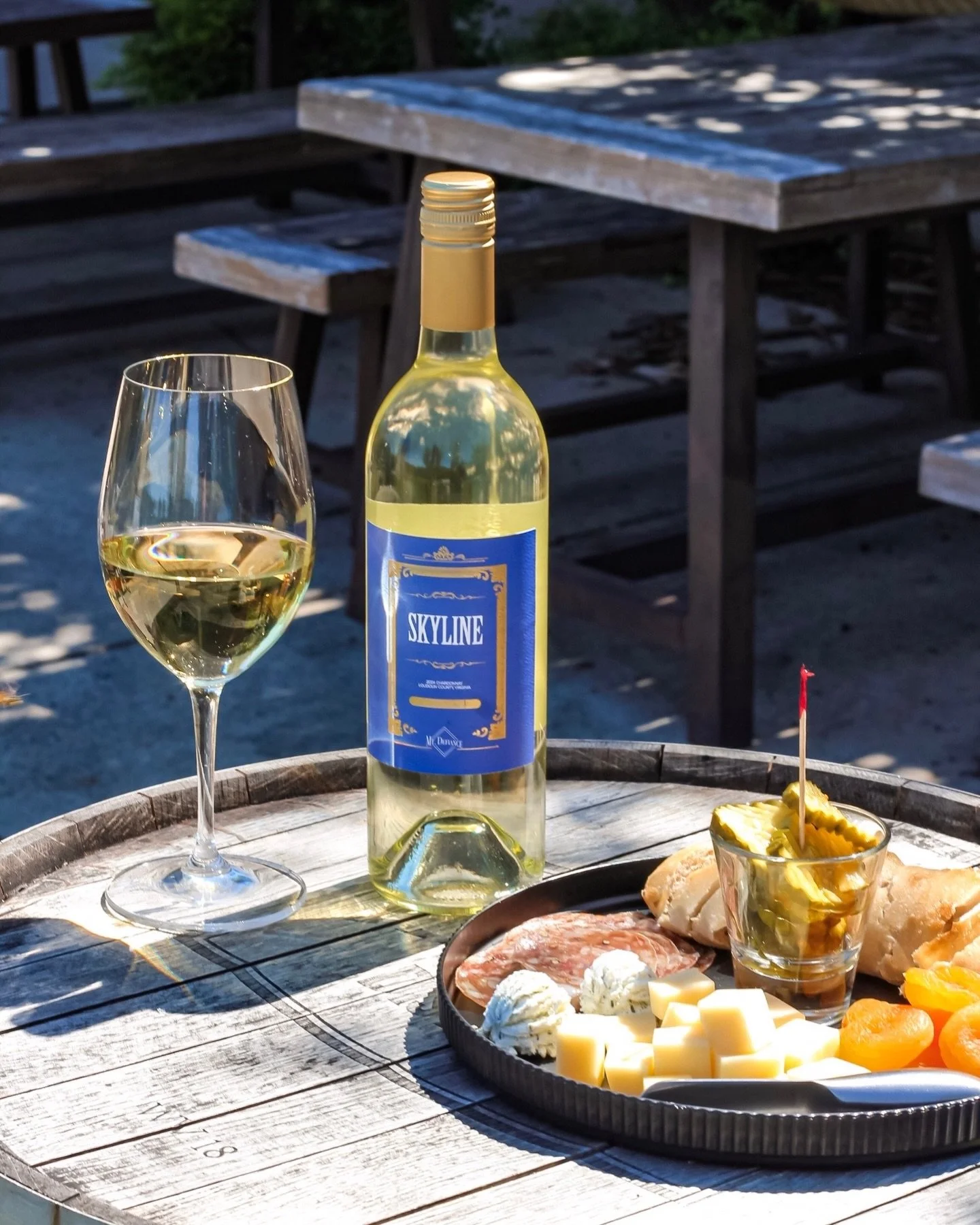 Are you joining us for our spring market today? We&rsquo;ll have live music by @robhoeymusic from 1pm-4pm, spring menus, and more.
⠀⠀⠀⠀⠀⠀⠀⠀⠀
Find these amazing vendors;
@badasspickles
@loudounhoney
@middleburgessentials
@andeanluxe
and many more..
⠀⠀