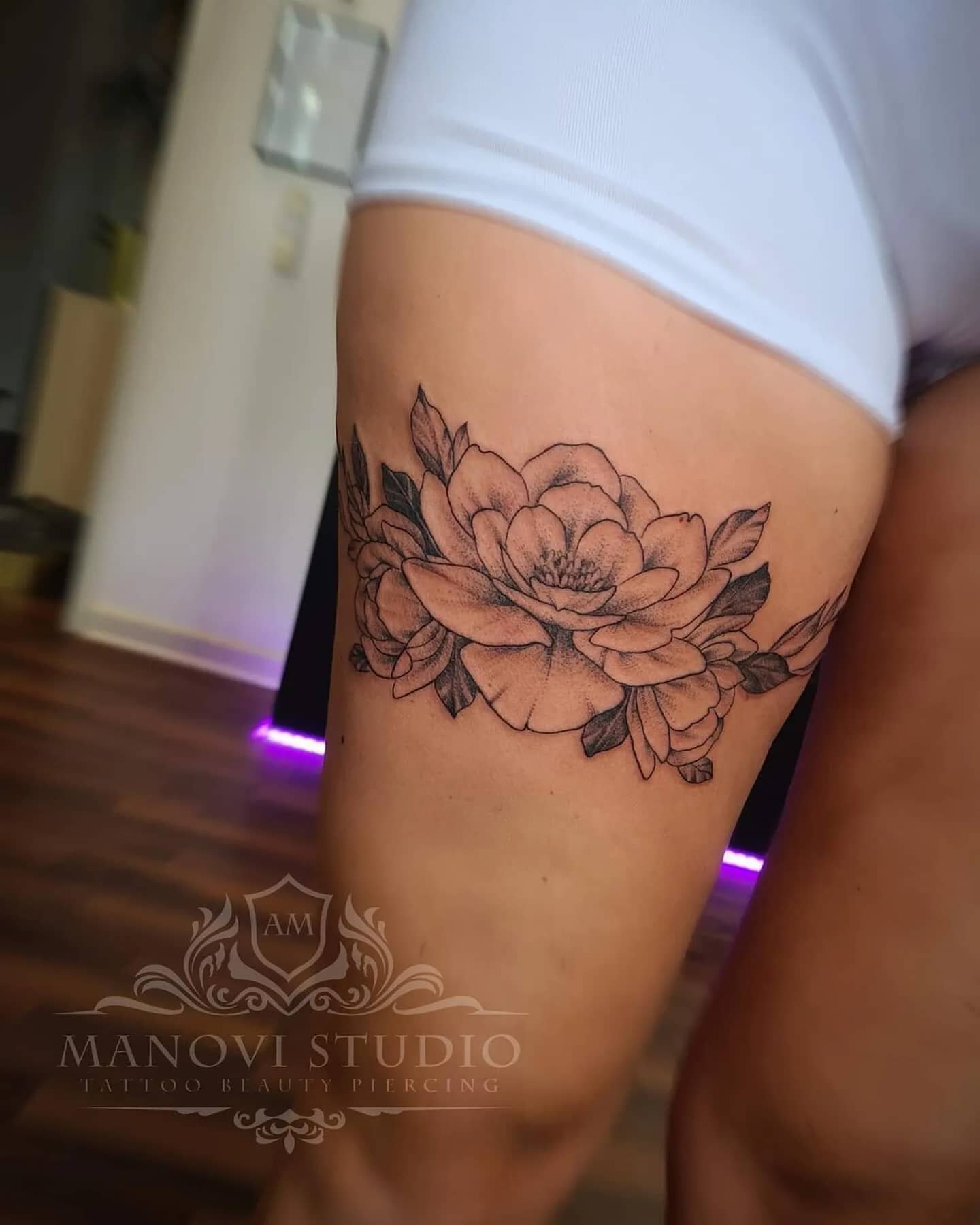 feminin leg tattoo flowers 🌸 

#tattoodenmark #tattoo #tattoohorsens #tattoofeminina #tattooleg #feminintattoo #tattoofeminina #lovelytattoo #leggirltattoo #tattoogirl #tattoolife #tattoogirls