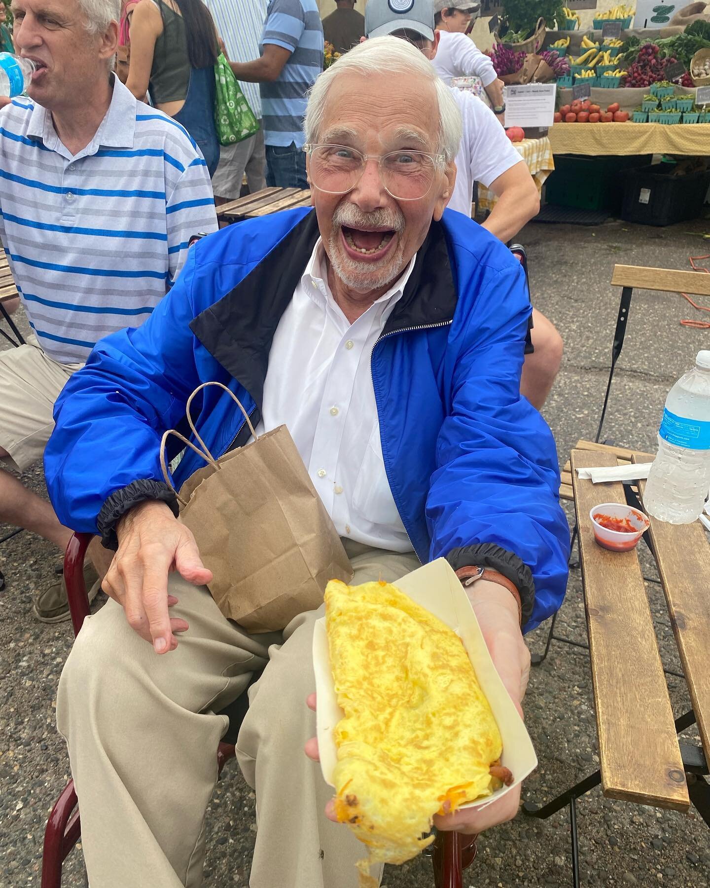 What an honor to meet the world&rsquo;s fastest omelette maker #howardhelmer and have him eat one of our omelettes @lindenhillsfarmmarket he is an egg hero and now he is a friend of kabomelette !