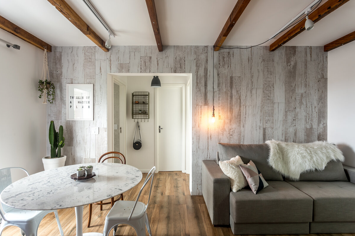 Apartamento pequeno inspirado no design escandinavo / Sala