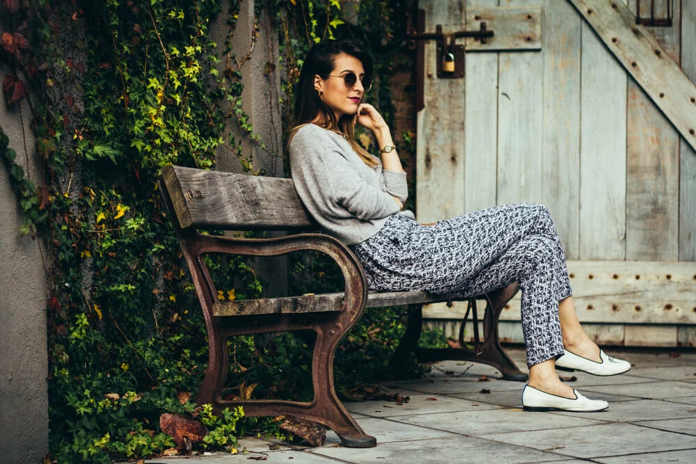 Calça pijama e suéter cinza