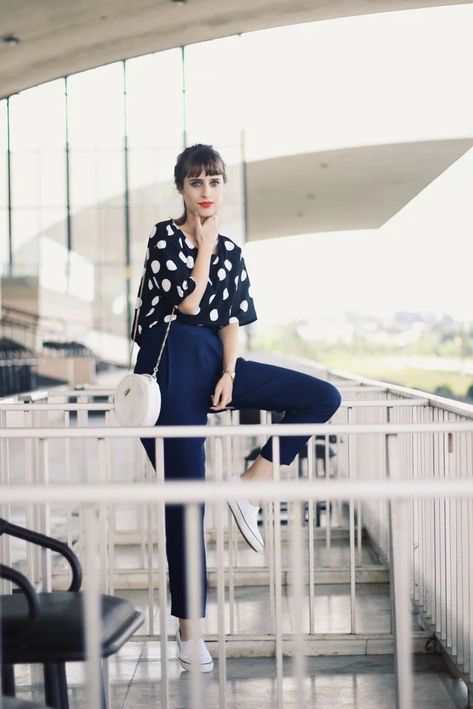 Look_Do_Dia_Julia_Alcantara_Blusa_Poa_Calça_Cenoura_Franjinha_20155.jpg