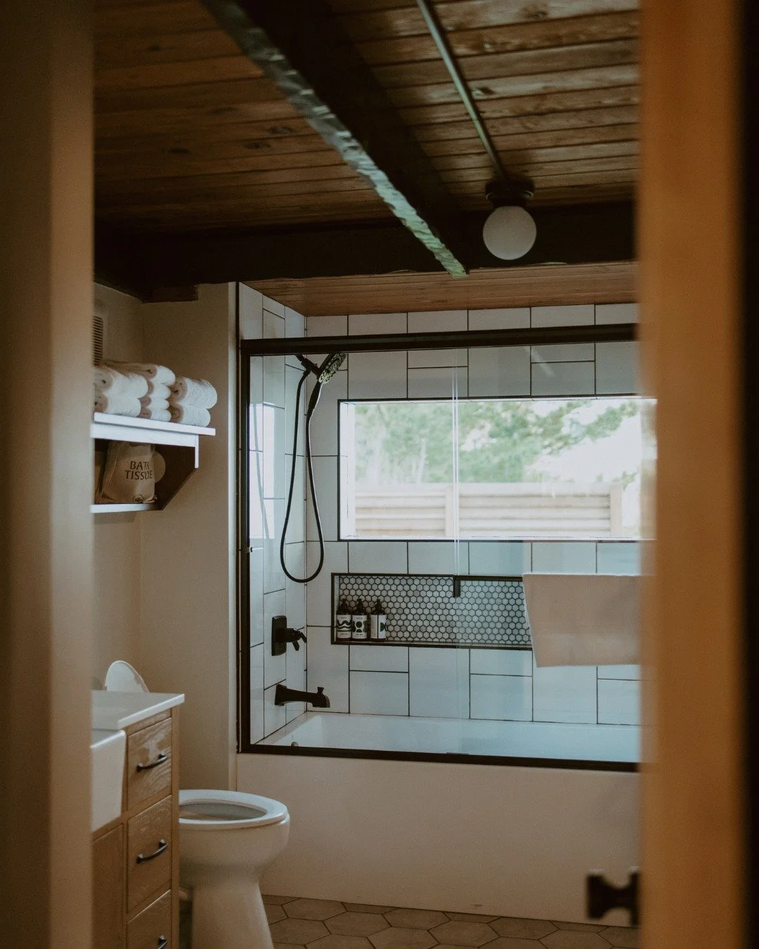 Salt, stone, and stillness. 
 
A warm bath, a quiet view, and time that feels like your own. 
 
📸: @madelinecaldwellphotography