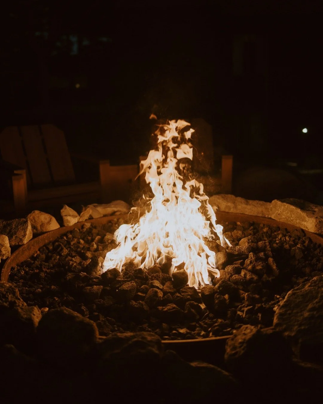 The sun dips low, the flames stay bright. 
A quiet warmth, steady through the night. 
 
Every evening until 10, the fire pit&rsquo;s lit and the s&rsquo;mores are waiting at the front desk. 
 
📸: @madelinecaldwellphotography