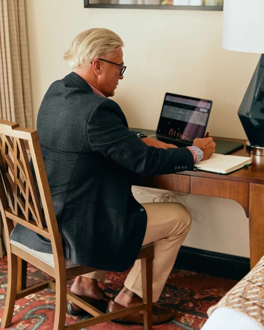 Some desks come with deadlines. Ours comes with room service. 
 
For the travelers who balance meetings with moments of quiet, our rooms are designed to keep you focused, without forgetting comfort. A little light, a little stillness, and just enough