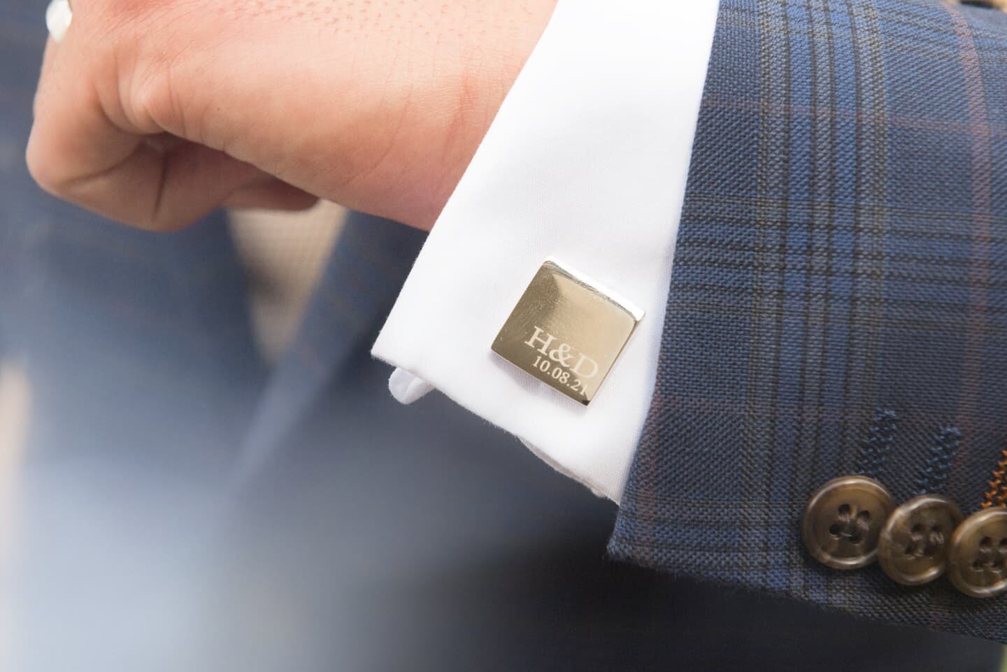 I love when grooms add cute personalisation to their cufflinks. What a beautiful memory of the day!

Venue - @valentines.mansion