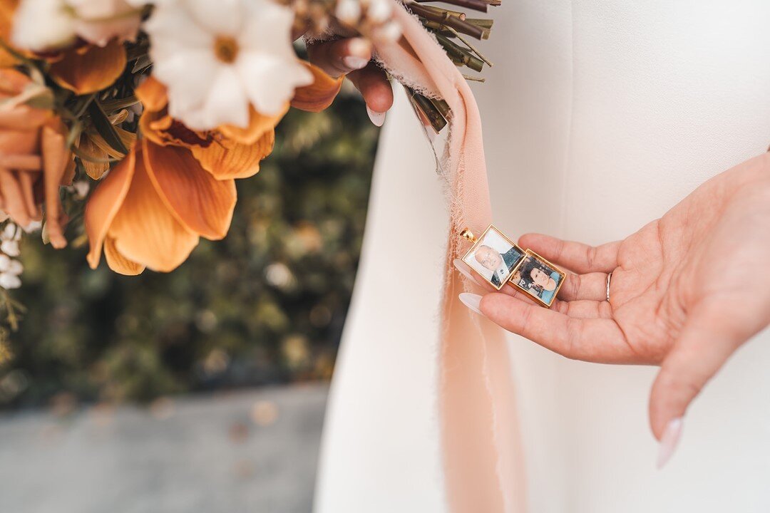 It&rsquo;s all about the details ✨ It was my great honor to attach these beautiful photo keepsakes of the bride&rsquo;s parents to her bouquet. Her parents were right there with her as she walked down the aisle to her forever &hearts;️ ⠀⠀⠀⠀⠀⠀⠀⠀⠀
⠀⠀⠀⠀