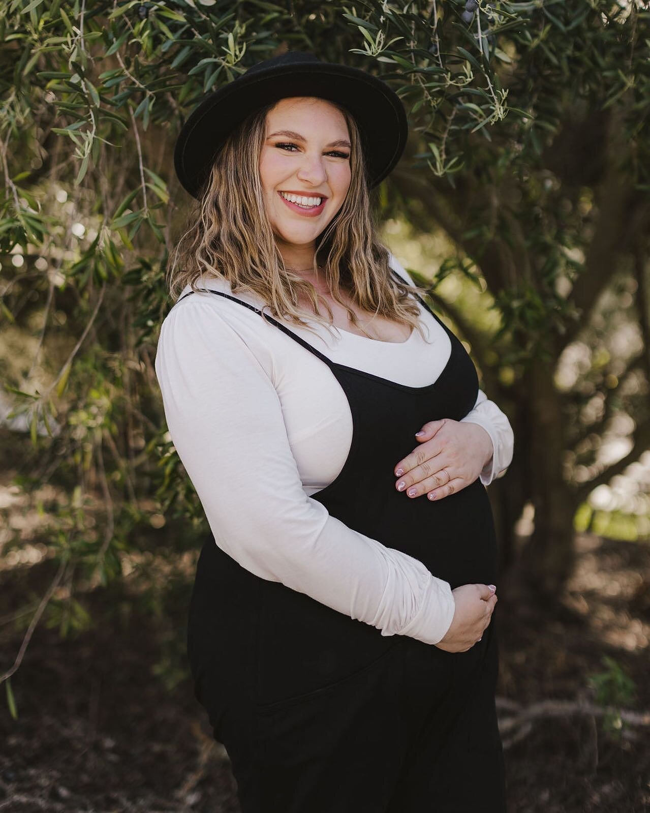 In case you haven&rsquo;t heard, surprise! I&rsquo;m pregnant! 💕

I&rsquo;ll be taking some time off toward the end of July, but will definitely be coming back to the studio! Get those facials in while you can! 😉

Thanks @sarahkathleenphoto for the