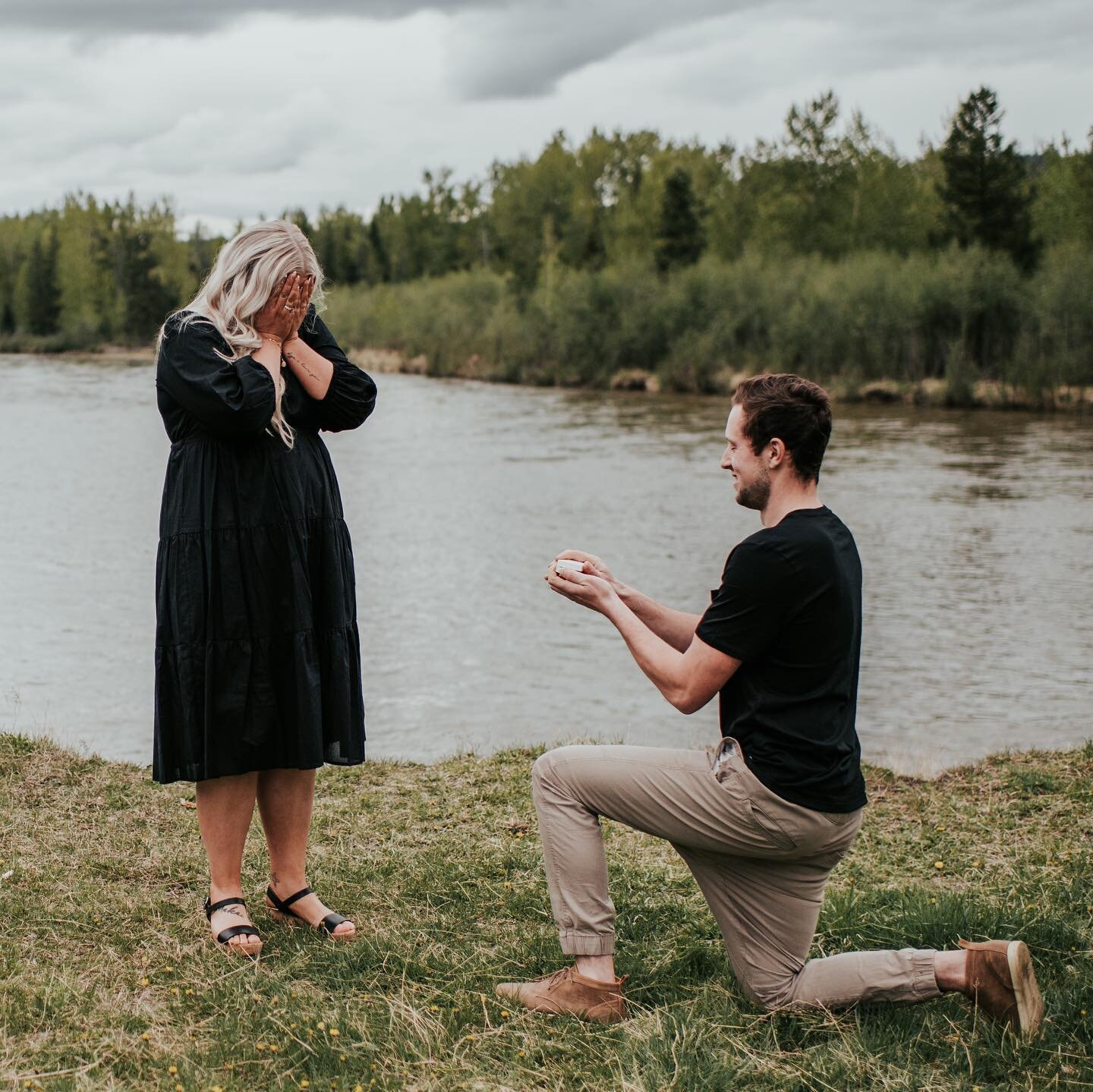A couple days ago I got to capture @ryleeriplinger &amp; @ty_edmonds35 proposal while doing family photos and to say this hit me right in the feels would be an understatement 😭&hearts;️💍

I am SO happy for you two it&rsquo;s unreal, and might I add