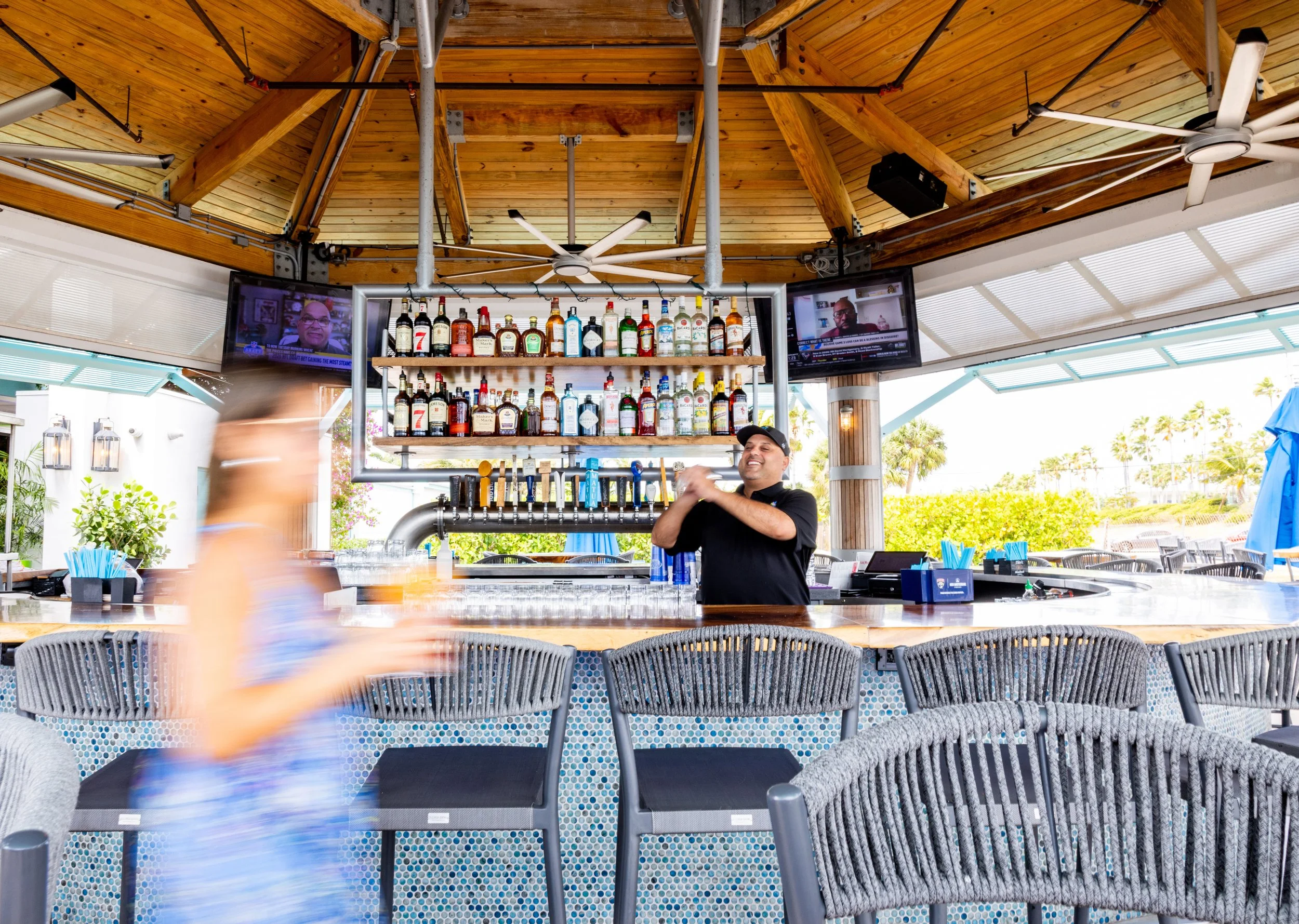 LM_Restaurants-TheCove-Lifestyle.jpg