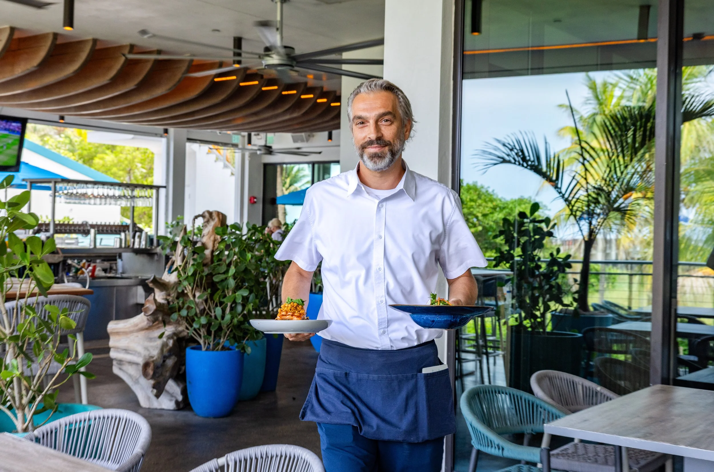 LMRESTAURANTS_OCEANIC_DINEOUT_Lifestyle-5.jpg