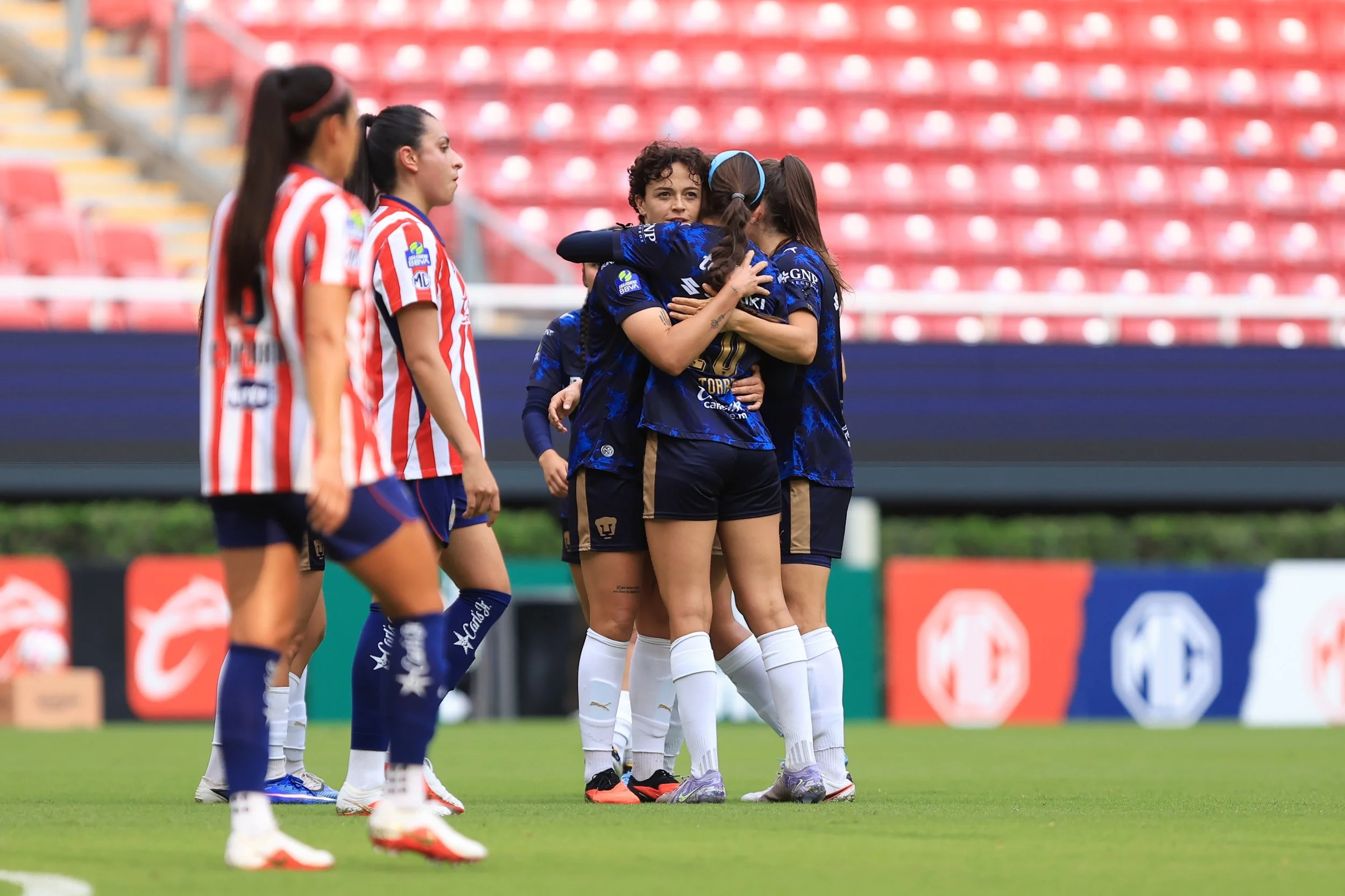 Jugadoras de Pumas festejan el gol.