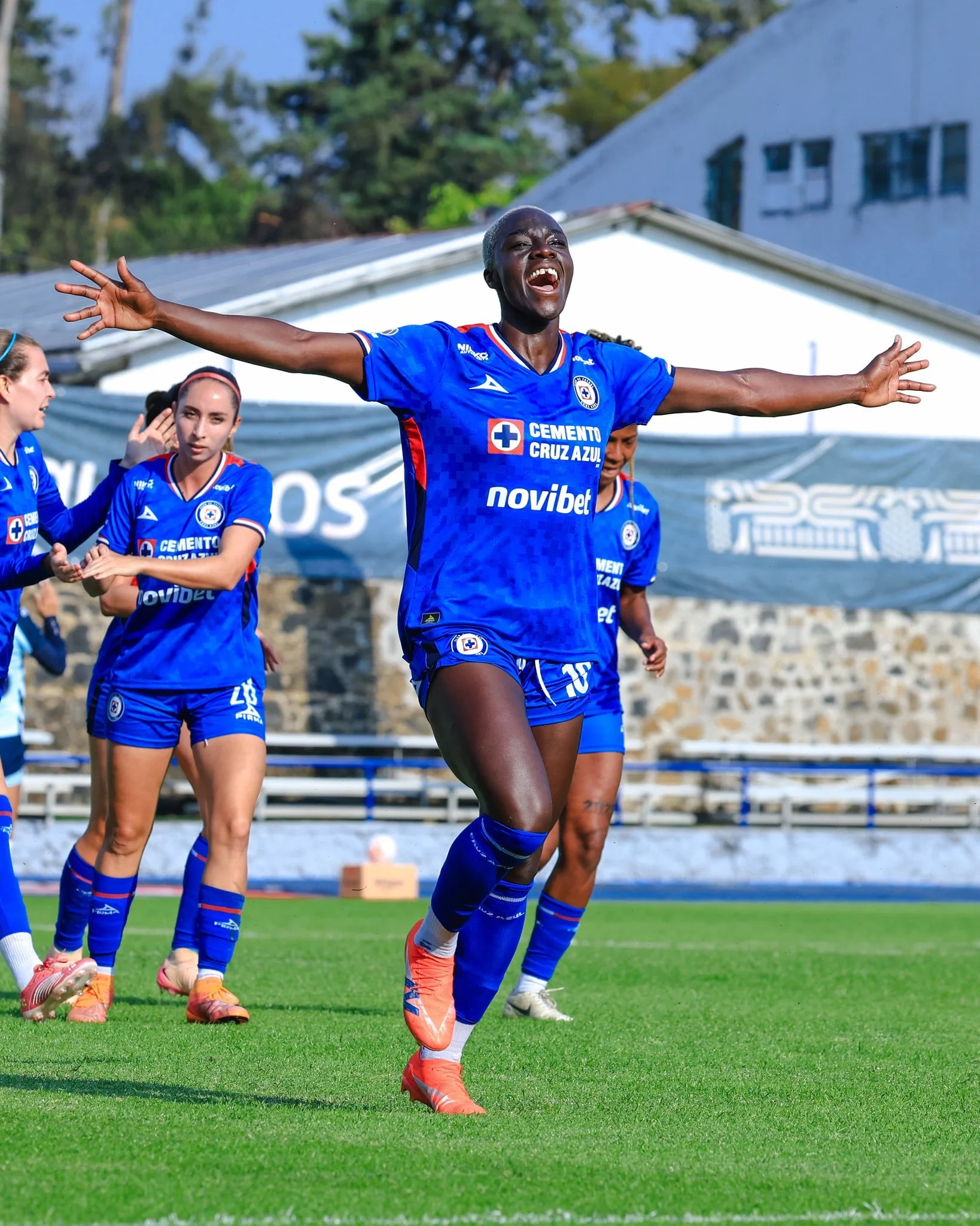 Michaela Abam festeja gol con los brazos abiertos