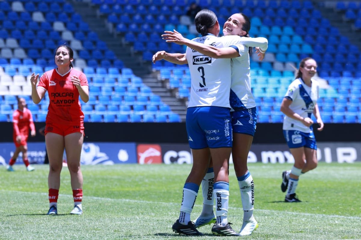 Lía Martínez y María Peraza  se abrazan festejando gol.