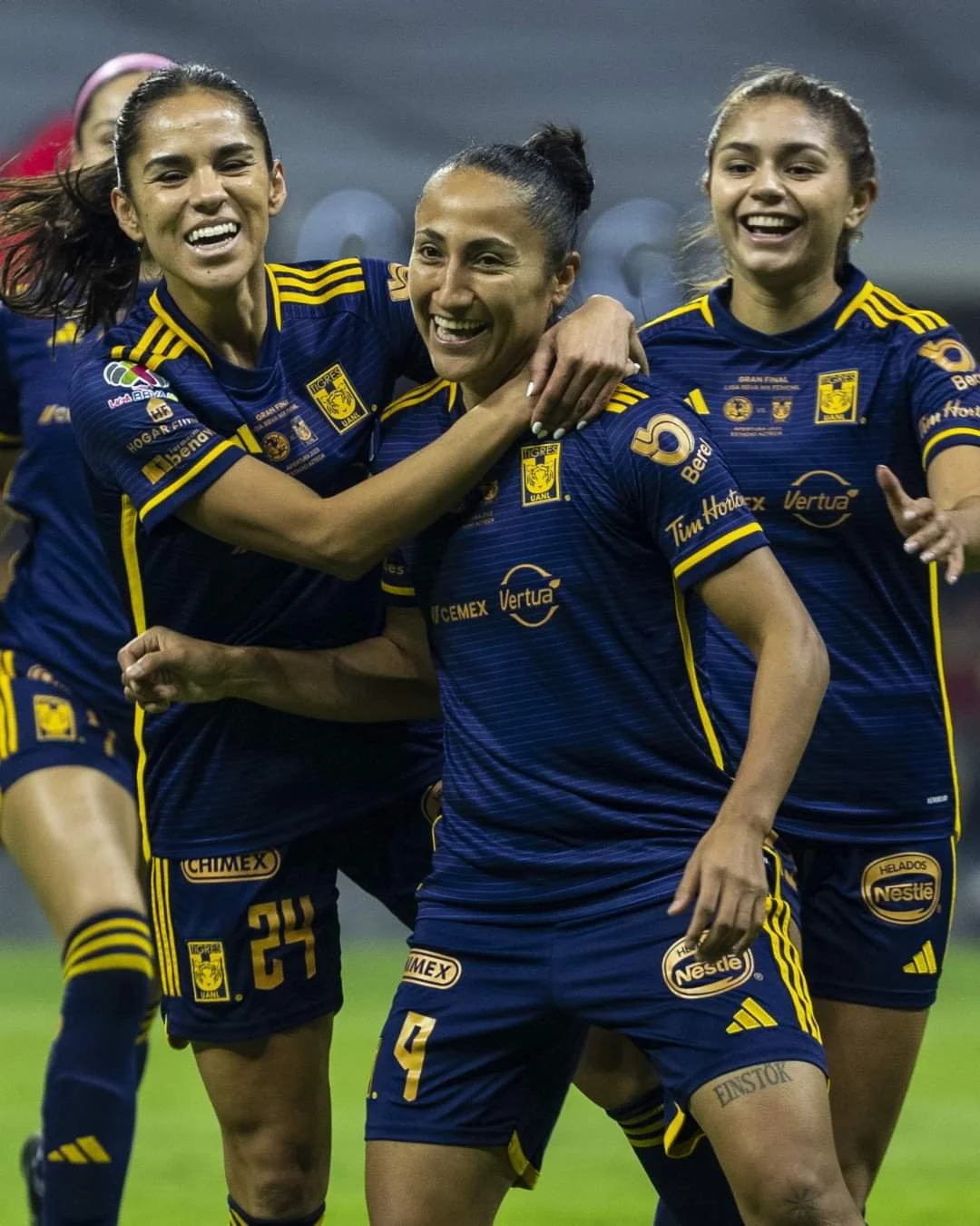 Stephany Mayor, Maricarmen Reyes y Jana Gutiérrez festejan gol
