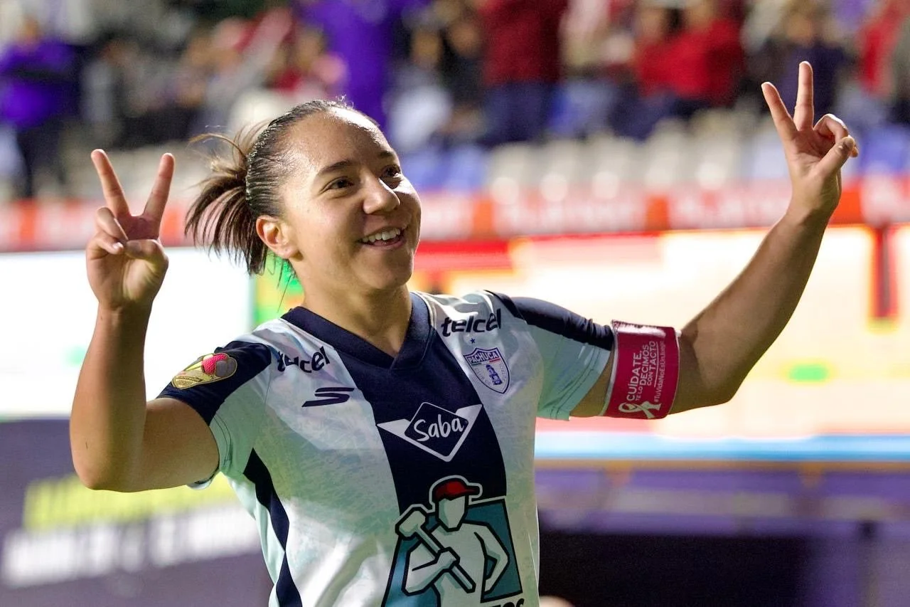 Charlyn Corral festeja haciendo un dos con los dedos