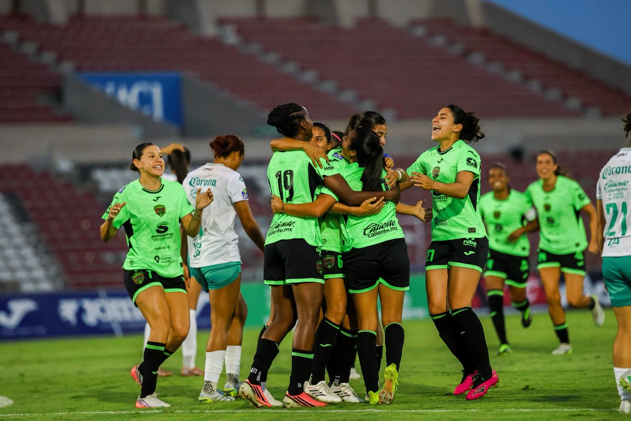 Jugadoras de Juárez festejan gol