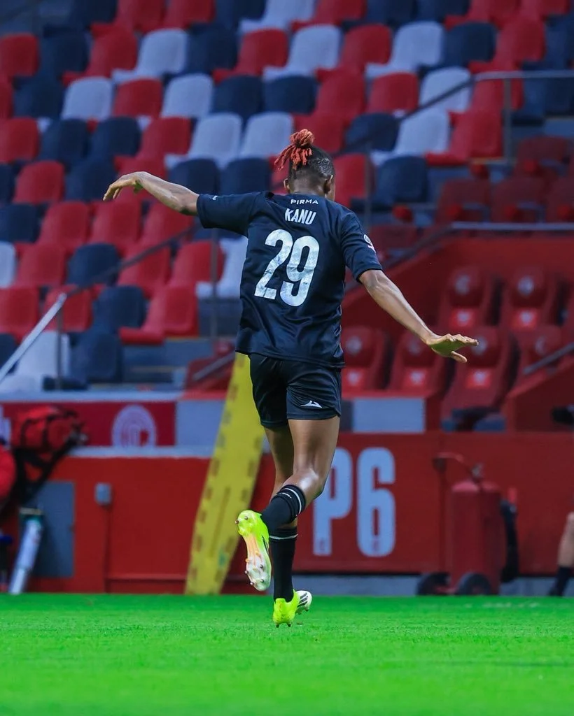 Uchenna festeja gol agitando los brazos como volando