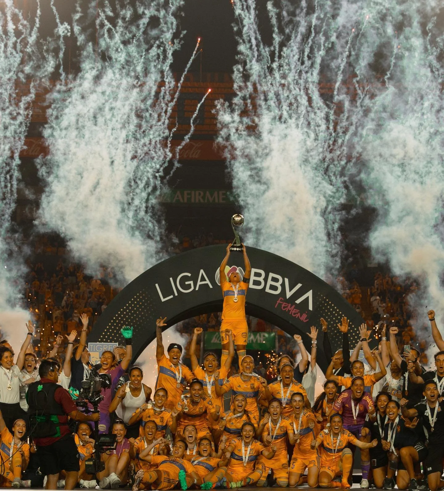 Tigres Femenil alzando la Copa del Cmapoena de Campeonas