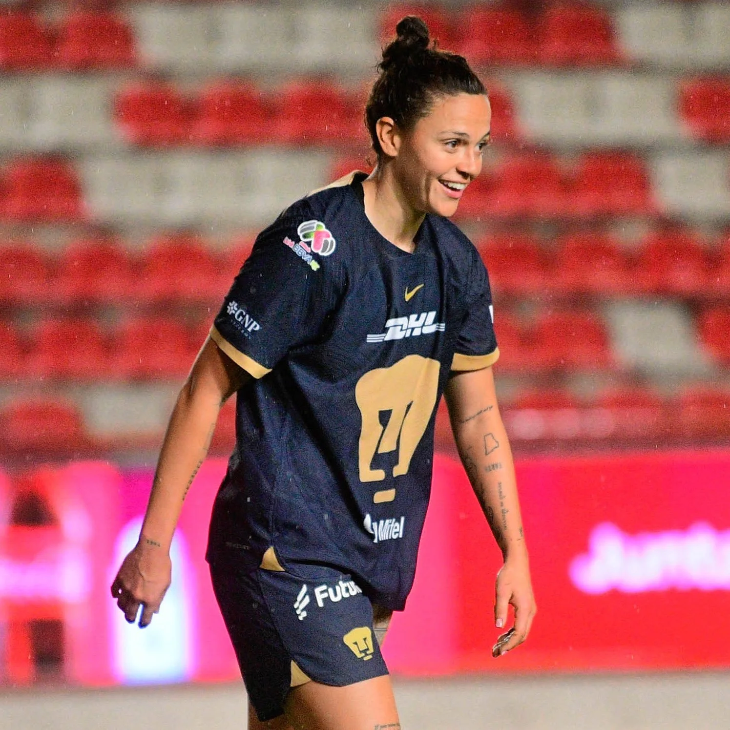 Stephanie Ribeiro sonríe