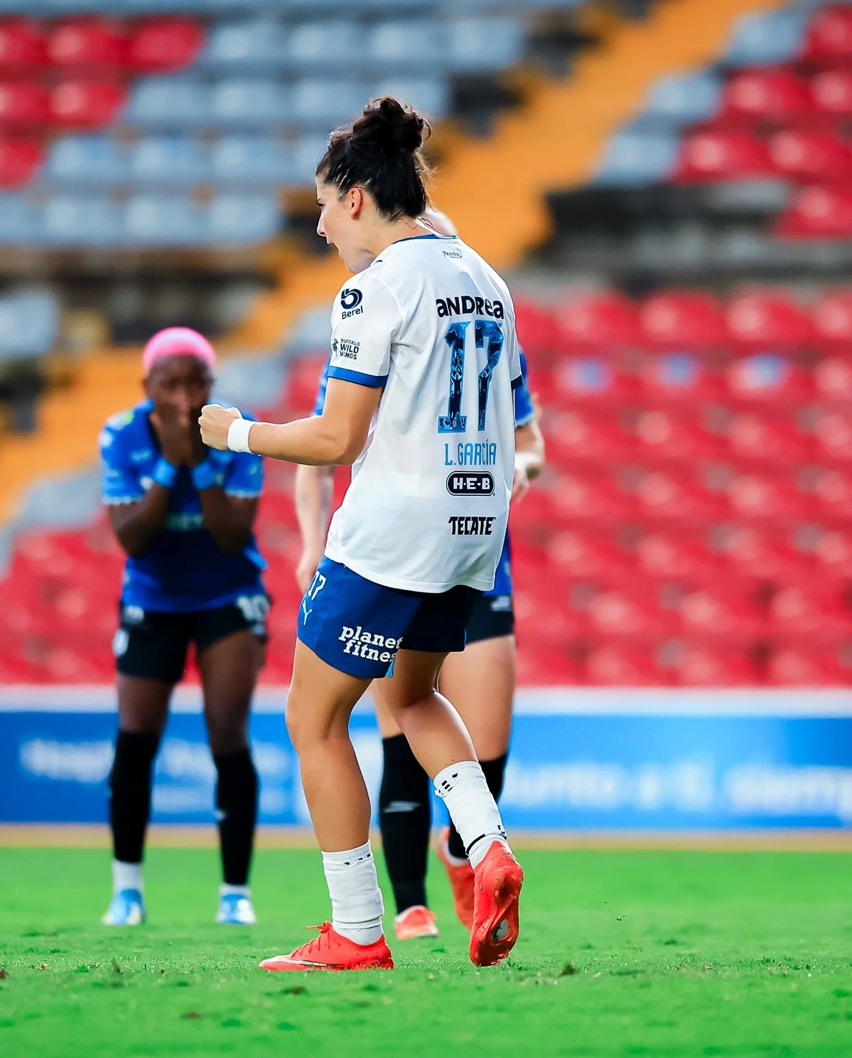 Lucía García festeja gol con los puños cerrados.