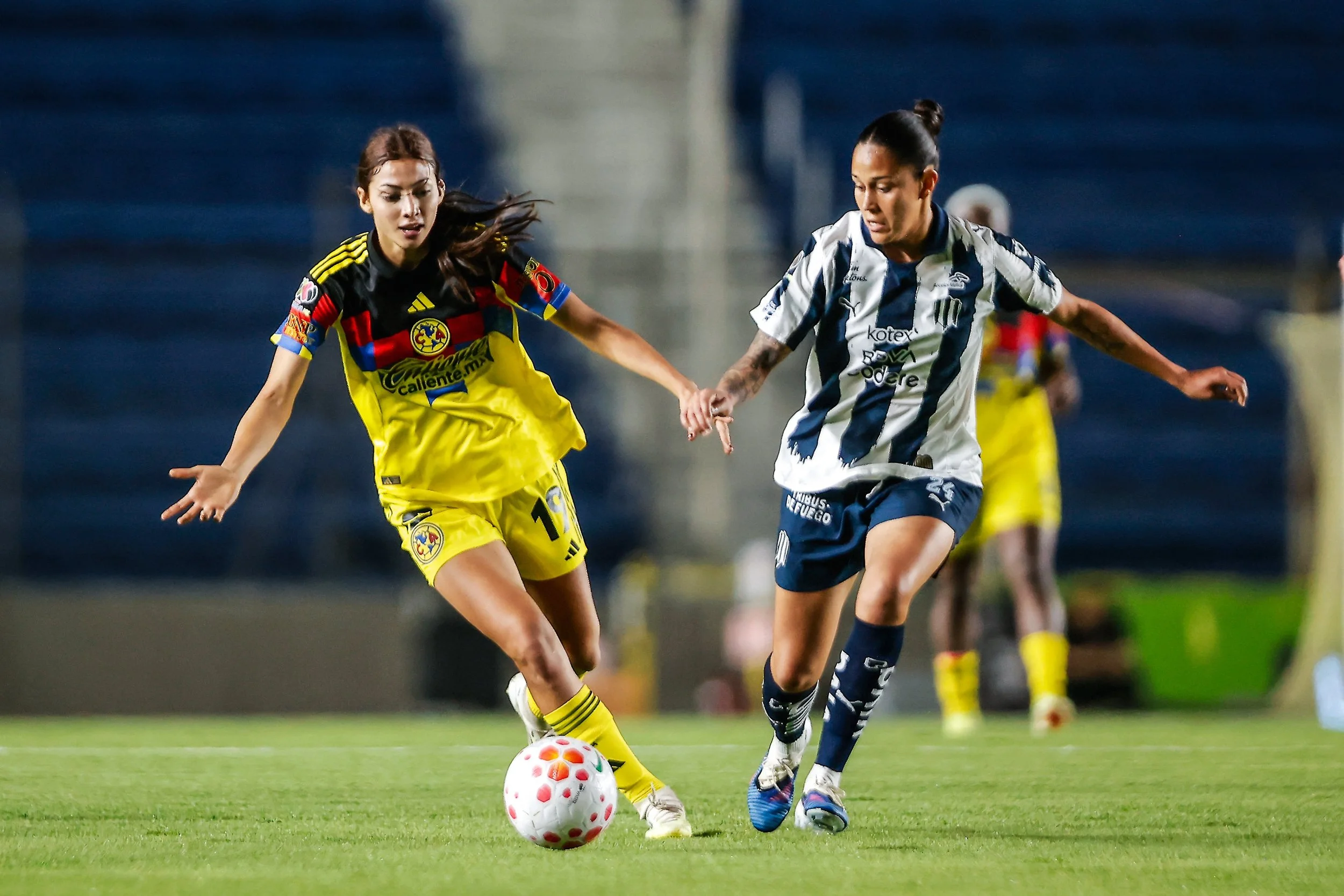 Monse Saldívar y Marcela Restrepo persiguen el balón.