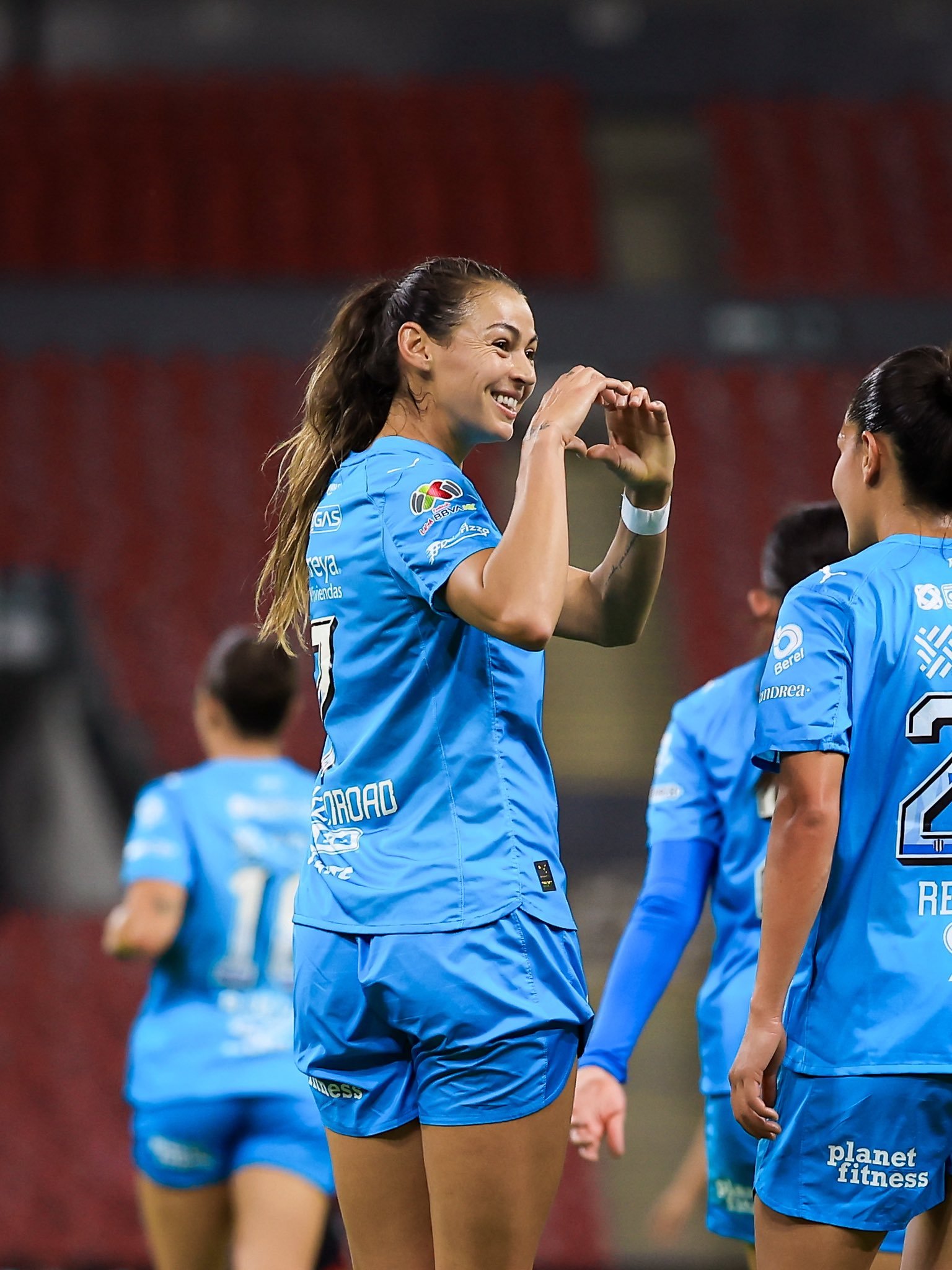 Burkenroad forma un corazón con sus manos.