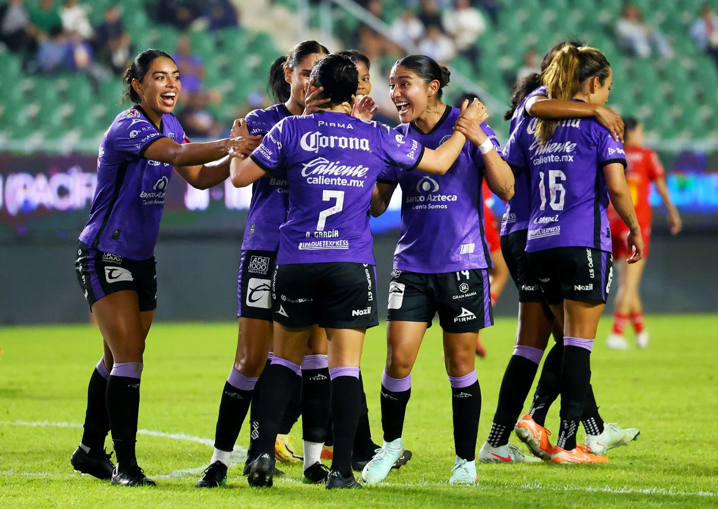 Jugadoras del Mazatlán festejan gol.