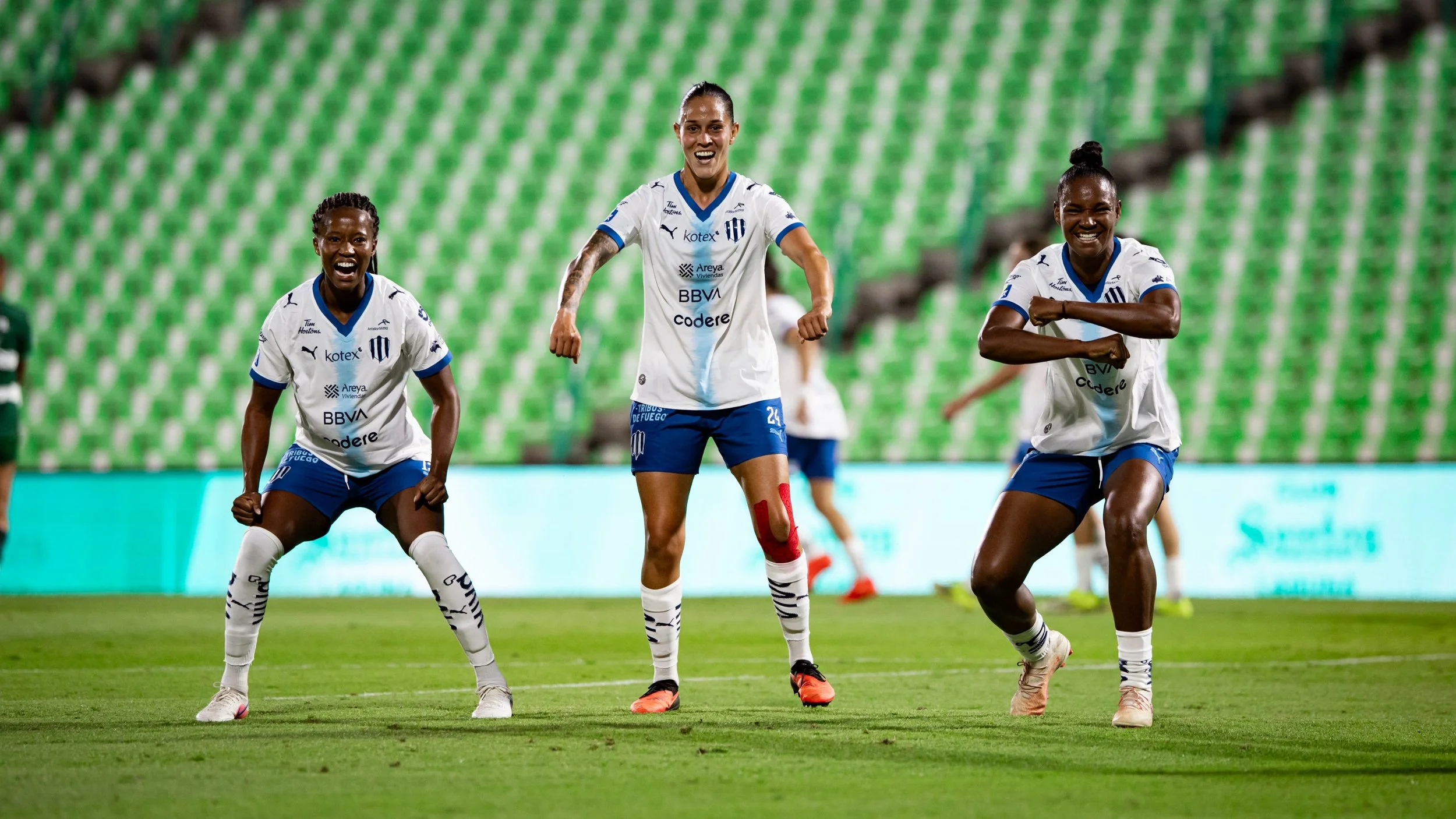 Jermaine, Restrepo y Daiane posan mostrando fuerza.