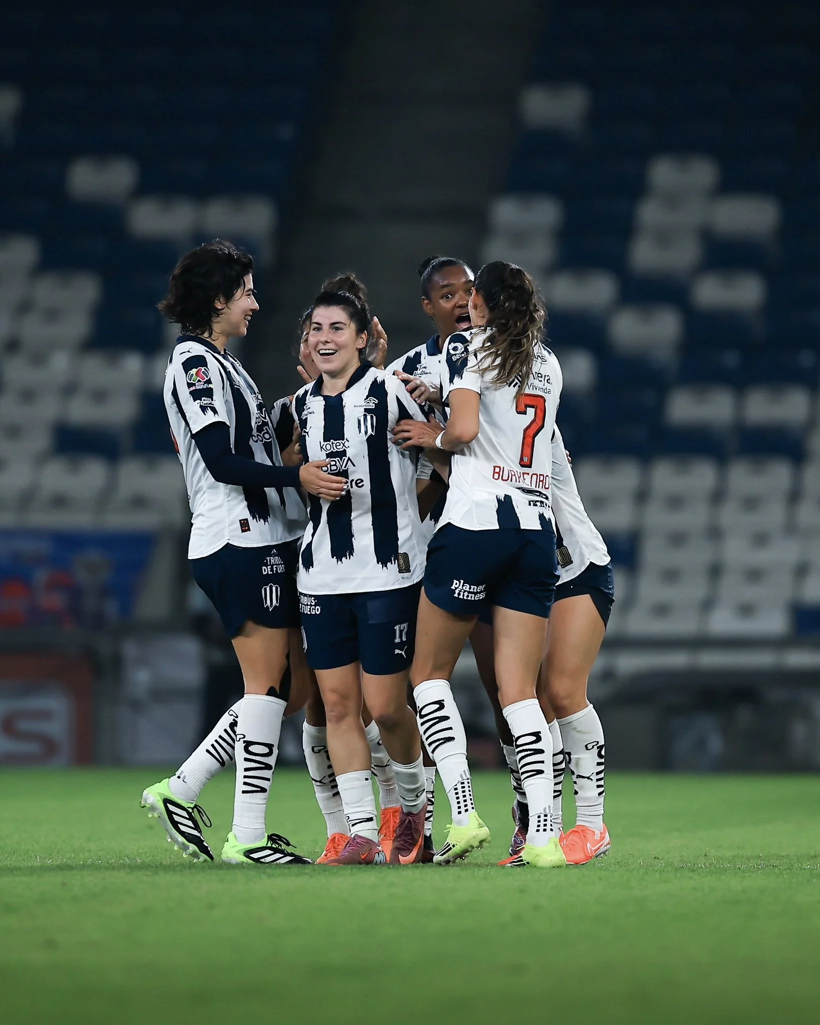 Lucía García festeja con el equipo de Rayadas.