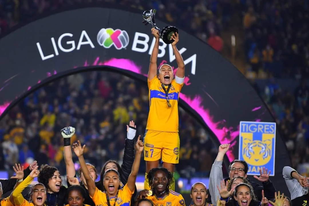 Liliana Mercado levanta la copa, sexto título de Tigres