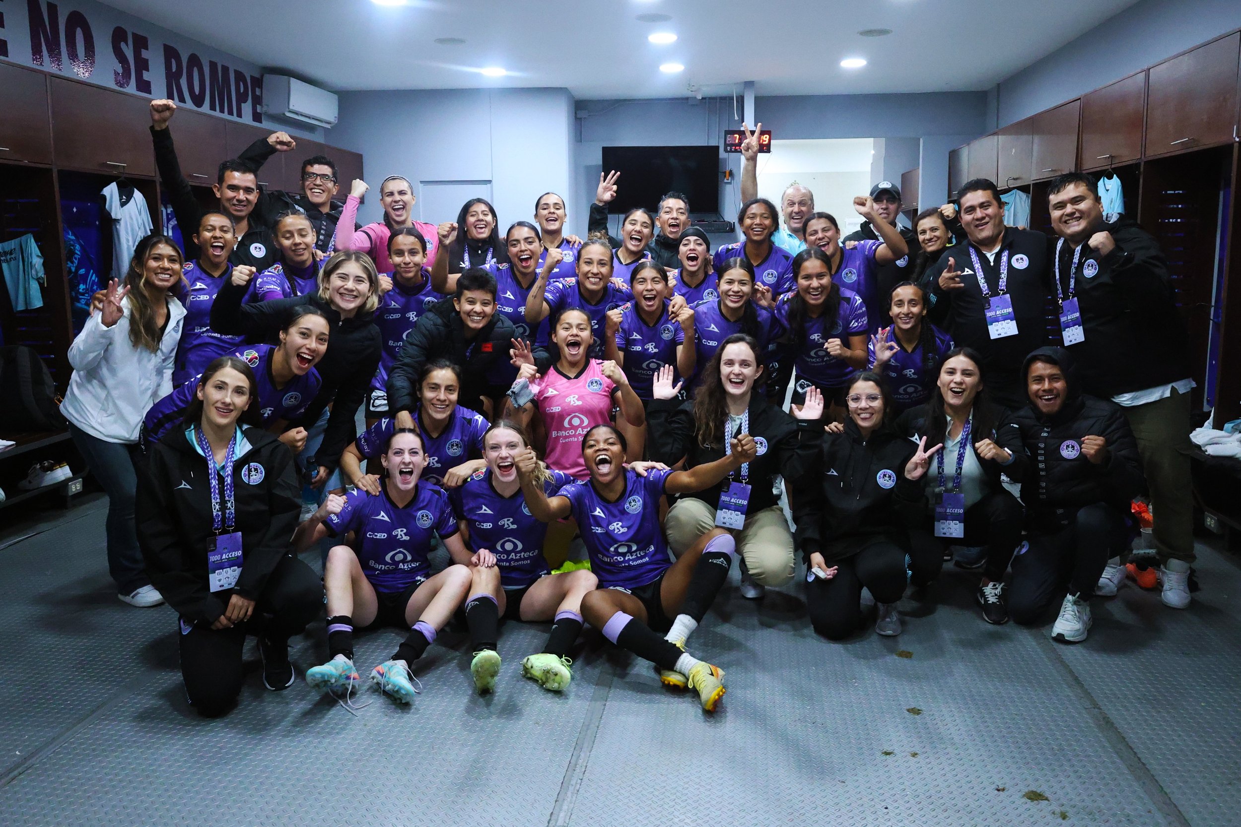 Jugadoras y cuerpo técnico del Mazatlán posan para la foto en el vestidor