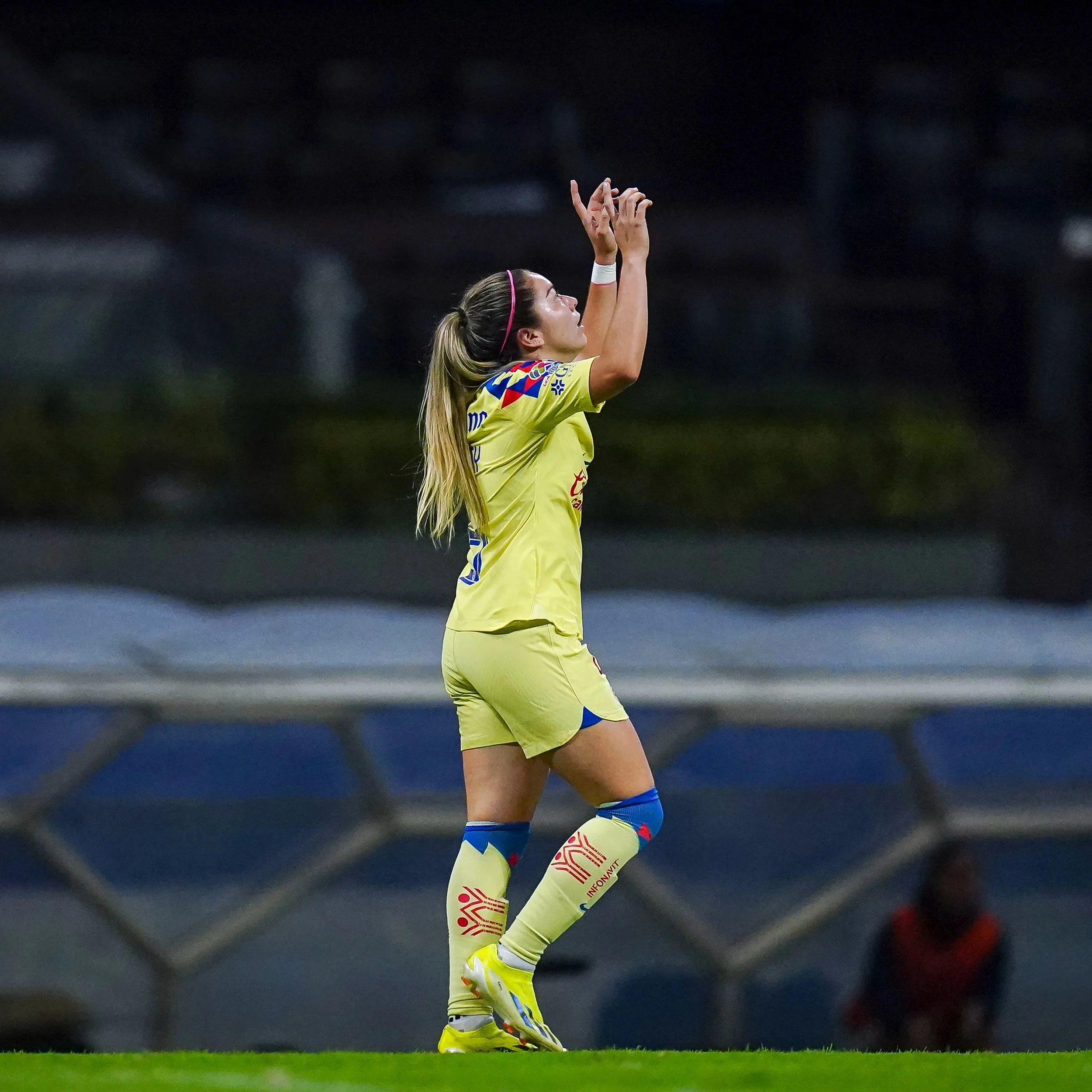 Katty Martínez apunta al cielo