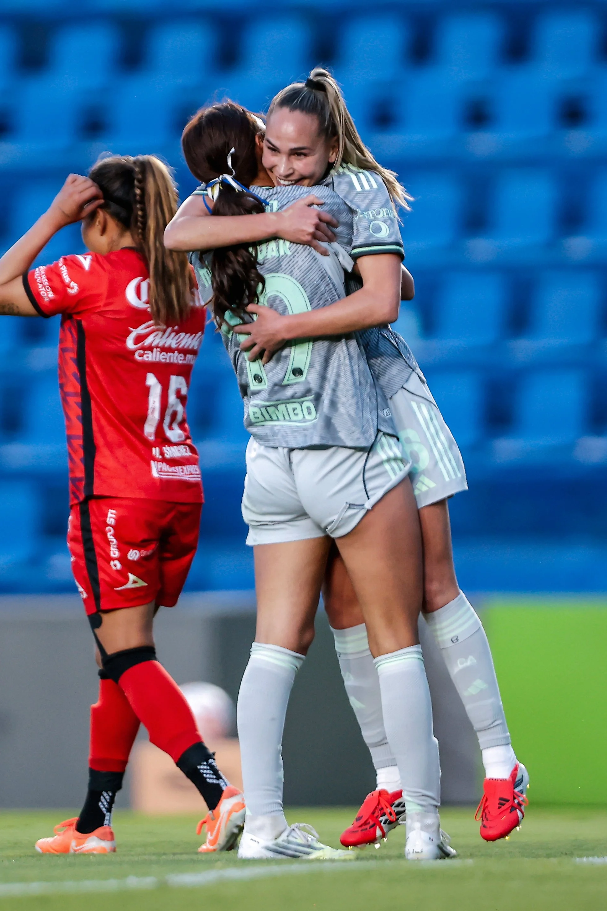 Irene Guerrero abraza a Monse Saldívar.