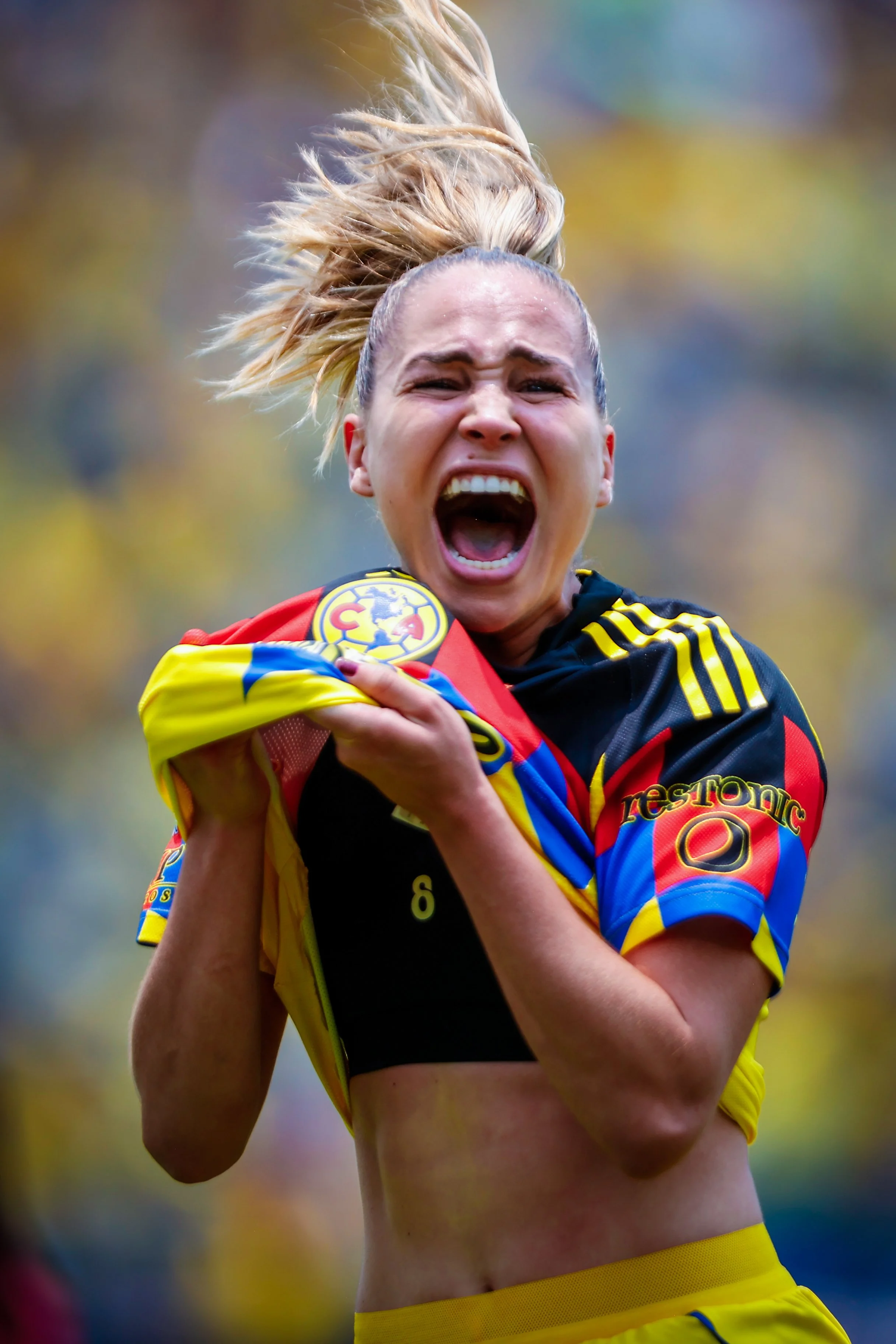 Irene Guerrero grita gol agarrándose el jersey.