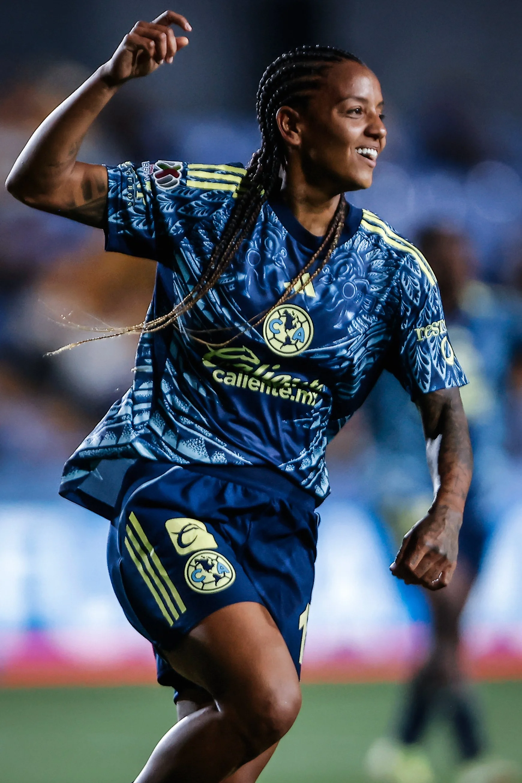 Geyse festeja con la mano derecha arriba.