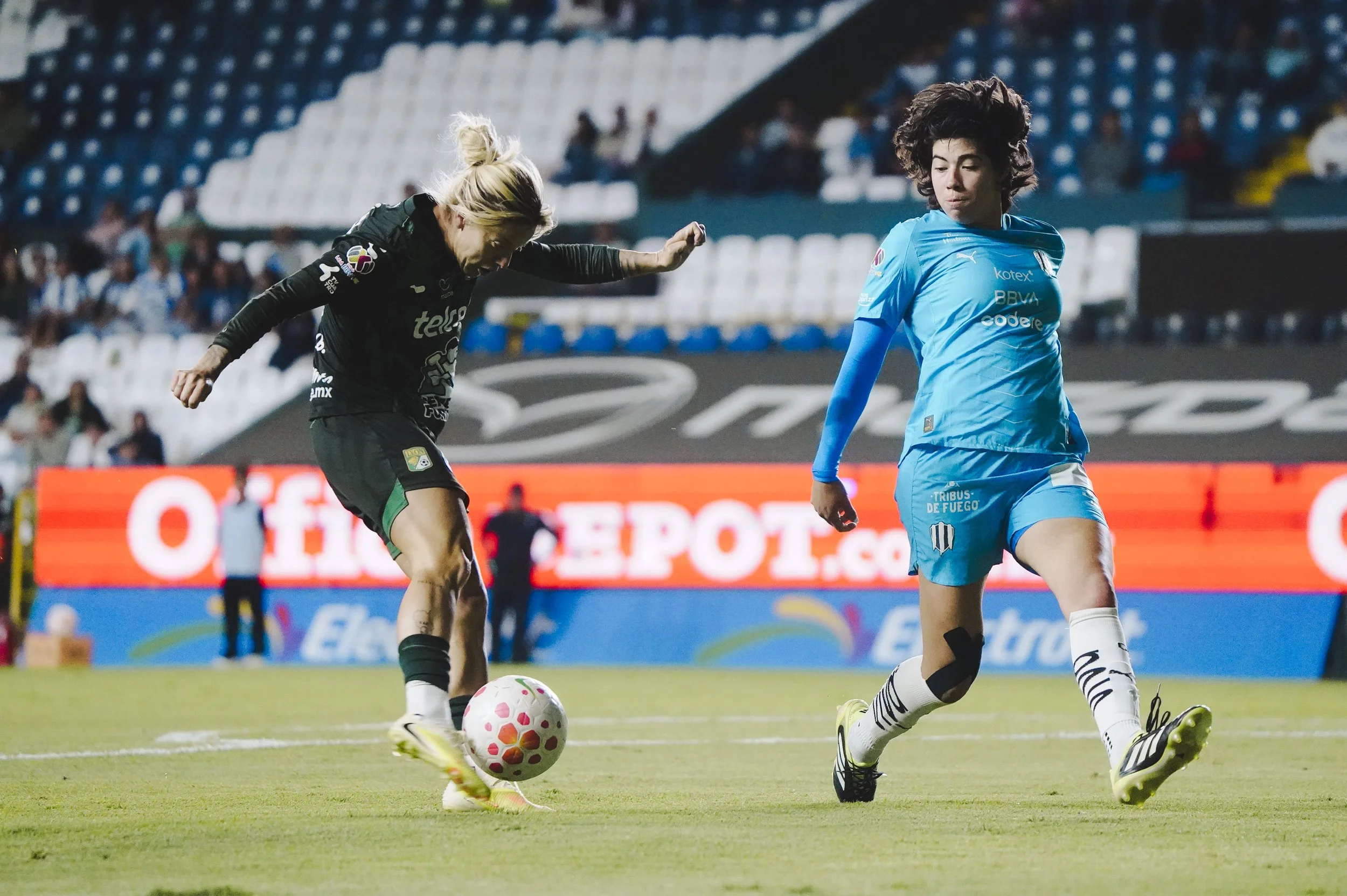 Ruth Bravo al ataque con el balón ante la marca de Carol Cázares.