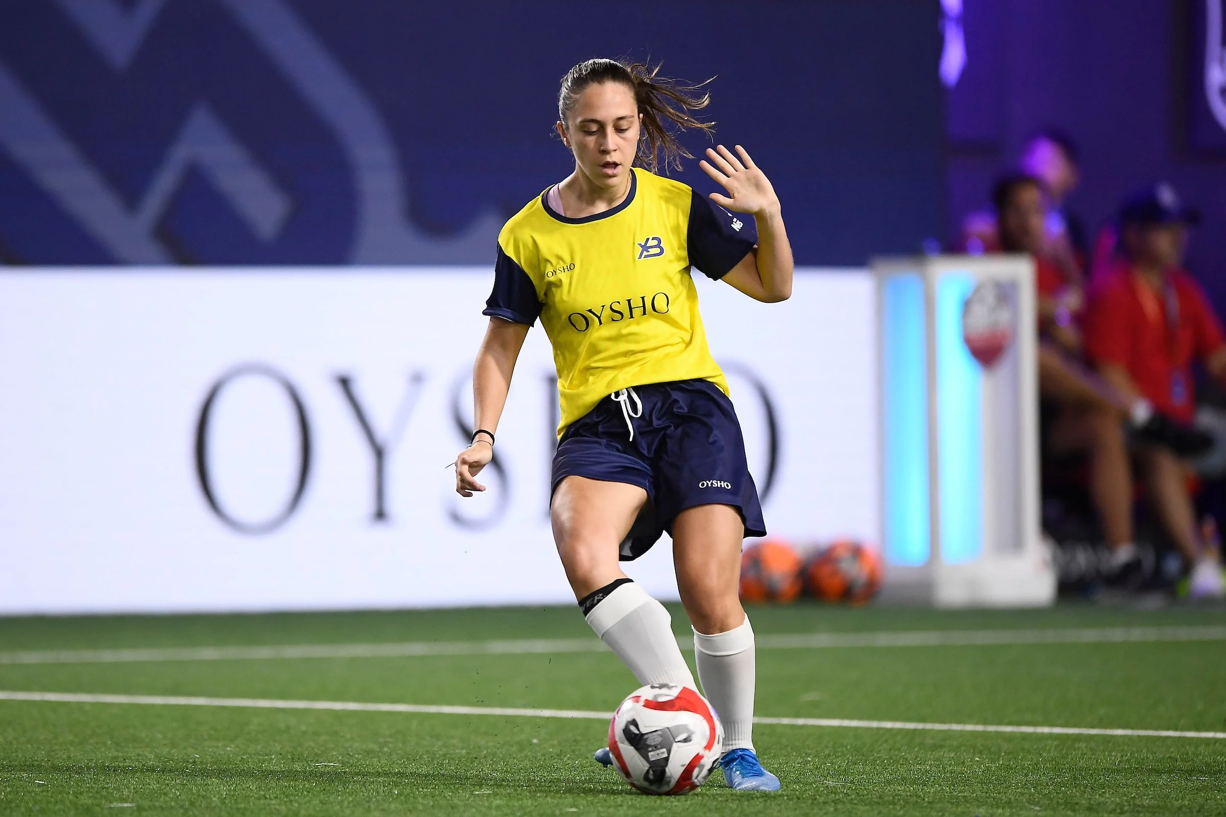 Jugadora del Rayo de Barcelona pateando el balón.