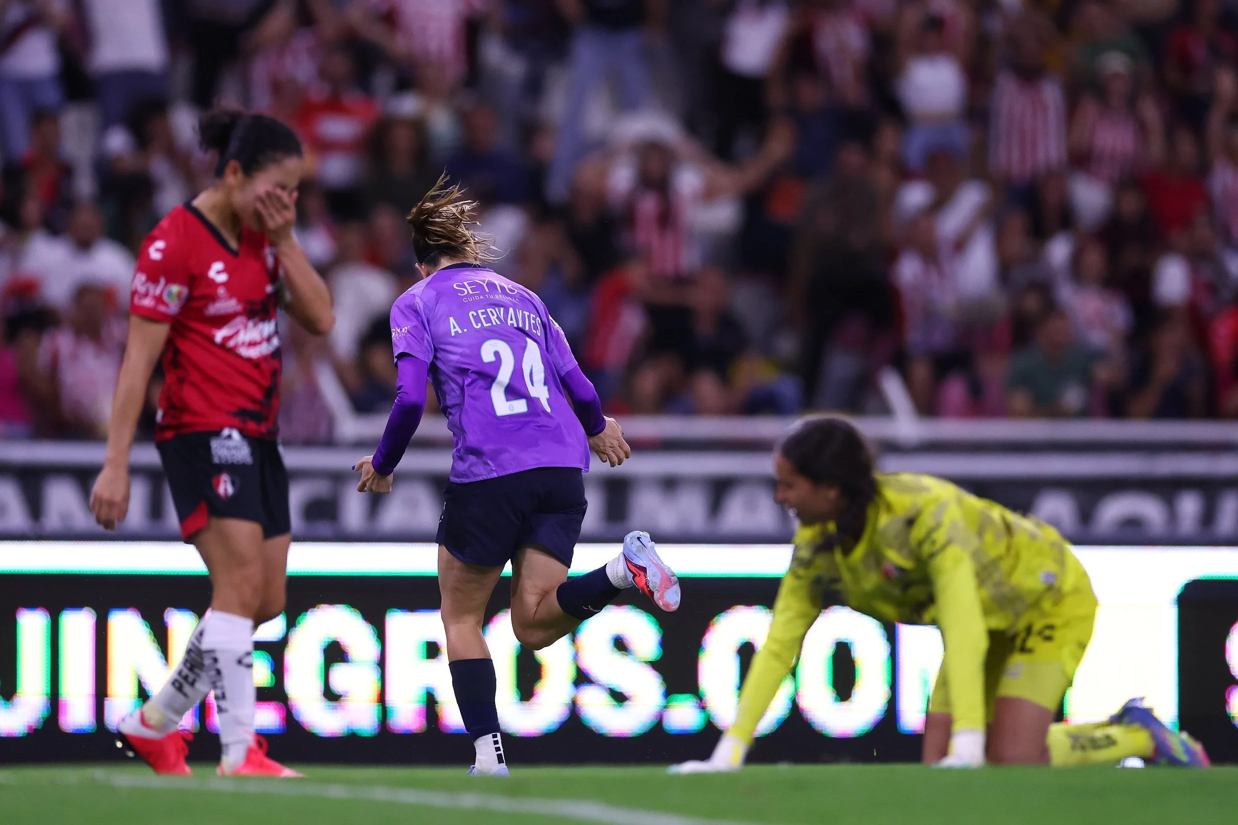 Lichas Cervantes festeja gol, mientras Camila y Dirce se lamentan.