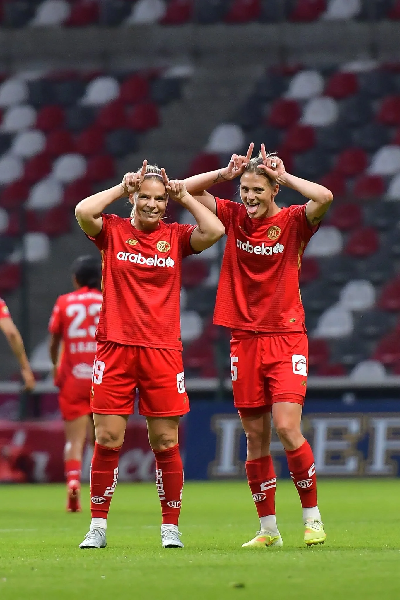 Le Sommer y Faustine Robert festejan poniendose cuernos con los dedos en la frente.